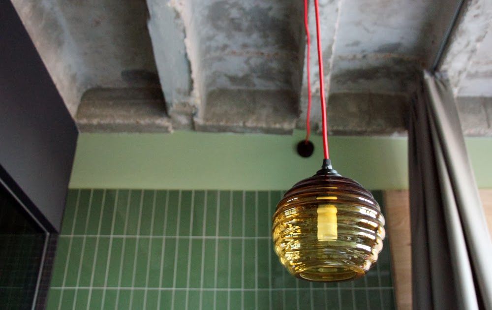 Rohe Betondecke, rote Kabel, dschungelgrüne Fliesen