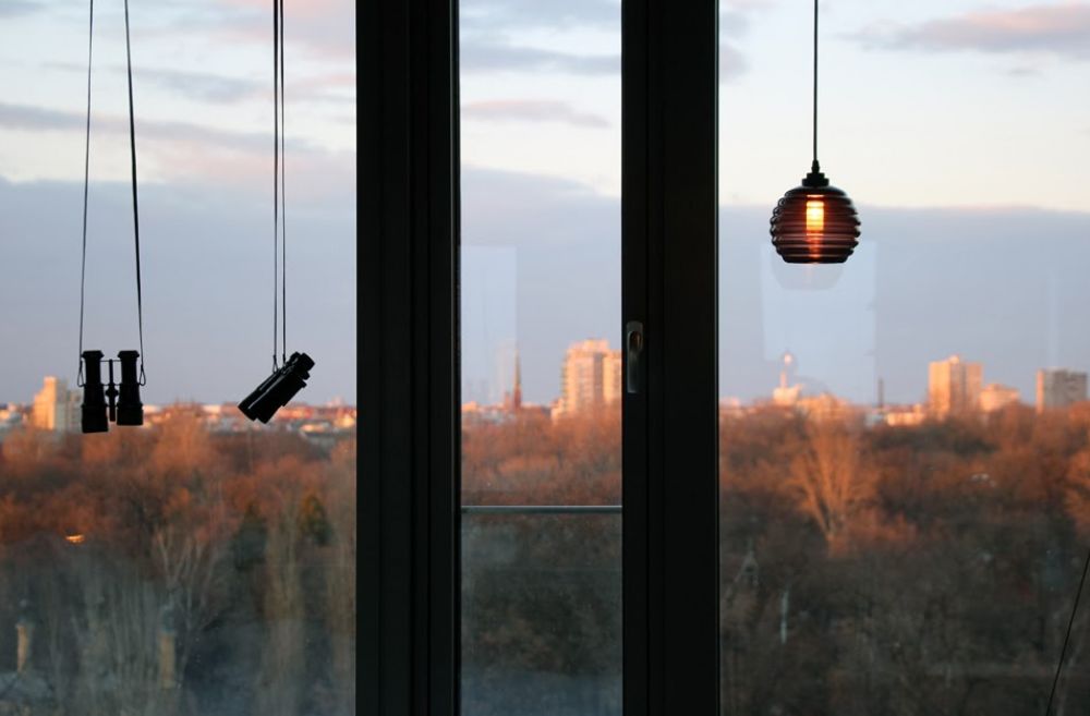 Zimmer mit Aussicht auf das Affenhaus und die Vogelvolieren