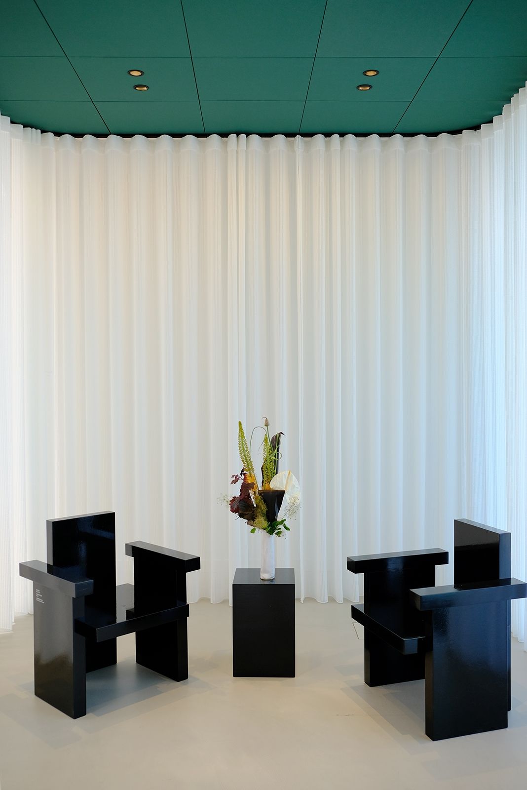 Installation bzw. Kollaboration mit dem Akustikunternehmen Rockfon (Design: Spacon & X) für 3daysofdesign in Kopenhagen, schwarze Möbelserie aus recyceltem Rockfon Sperrholzabfall
