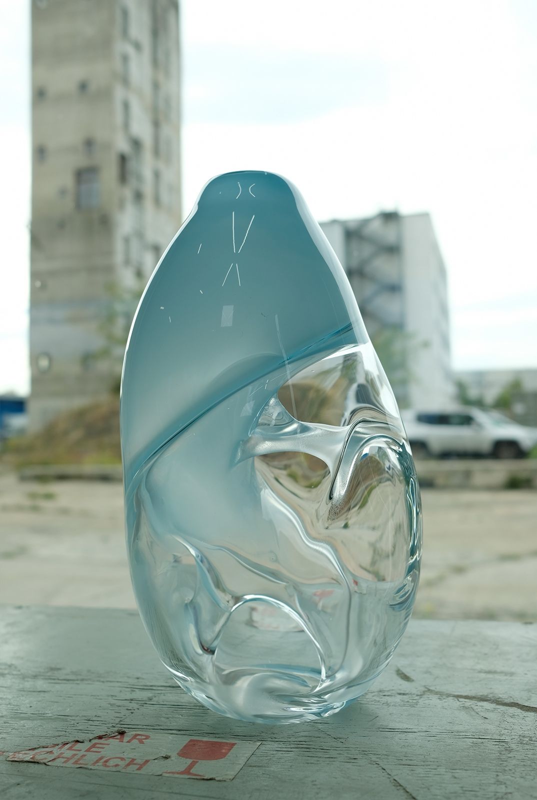 Durch den »Tanz«, die Bewegung des Glasbläsers während seiner Arbeit entstehen (durch die Schwerkraft) einzigartige organische Formen und Muster im Glaskörper der Vase OMAM, Design Philipp Weber 