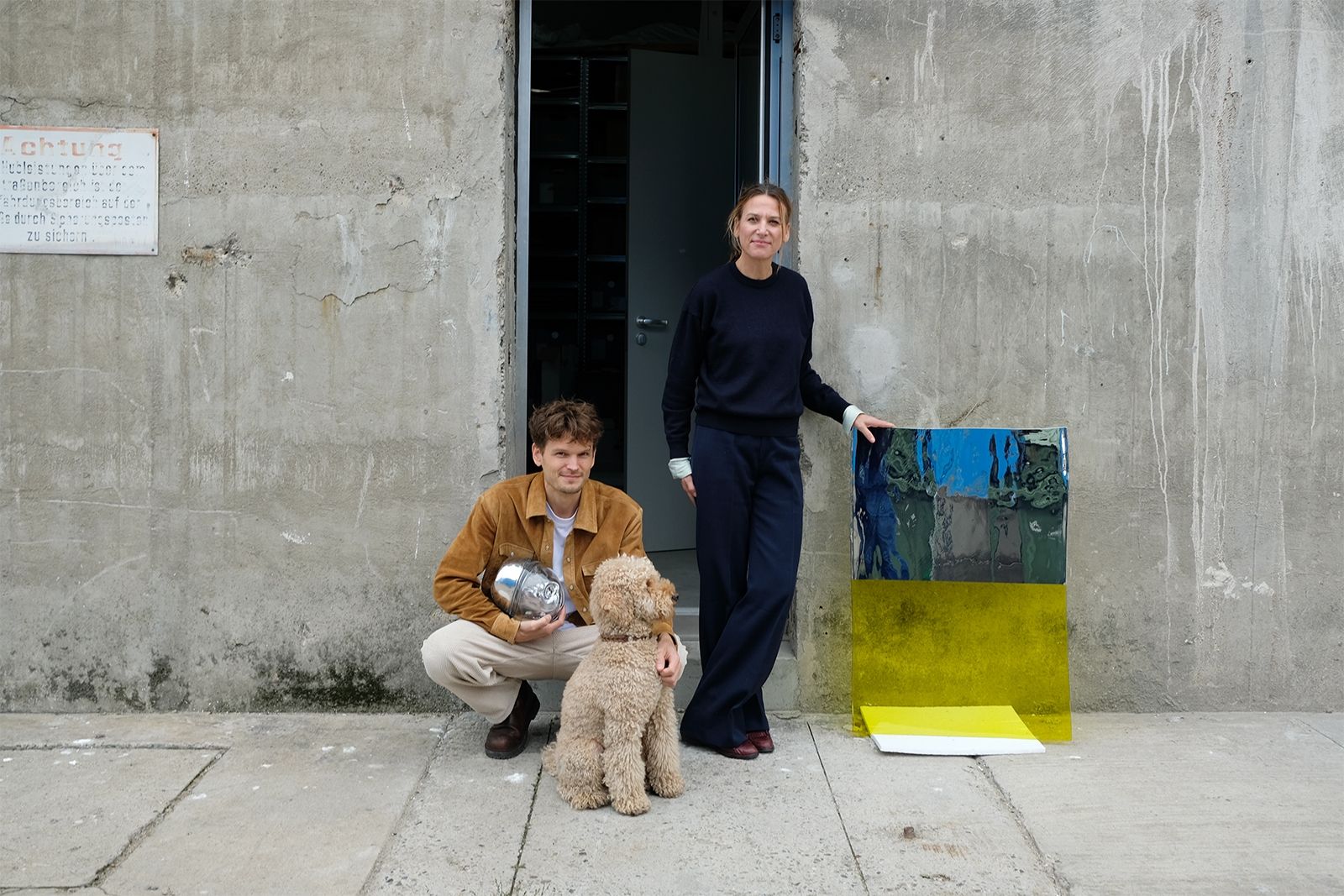 Willkommen im Turm – Philipp Weber und Birgitta Homburger mit »Leihhund« Rudi vor ihrem gemeinsamen Studio; Analog Glass befindet sich im Erdgeschoss der von dem Architekturbüro Brandlhuber+ zu einer Prototypenwerkstatt umgebauten, ehemaligen Graphit-Fabrik (San Gimignano Lichtenberg)