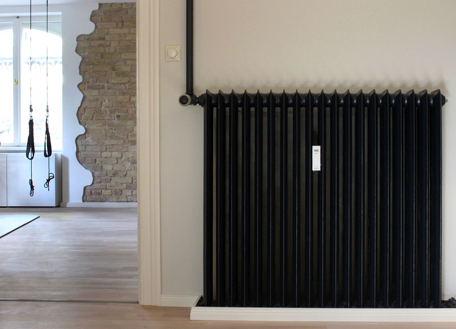 Der alte Heizkörper im neuen Kleid – F&B's Farbton Railings lässt ihn zum Hingucker werden 