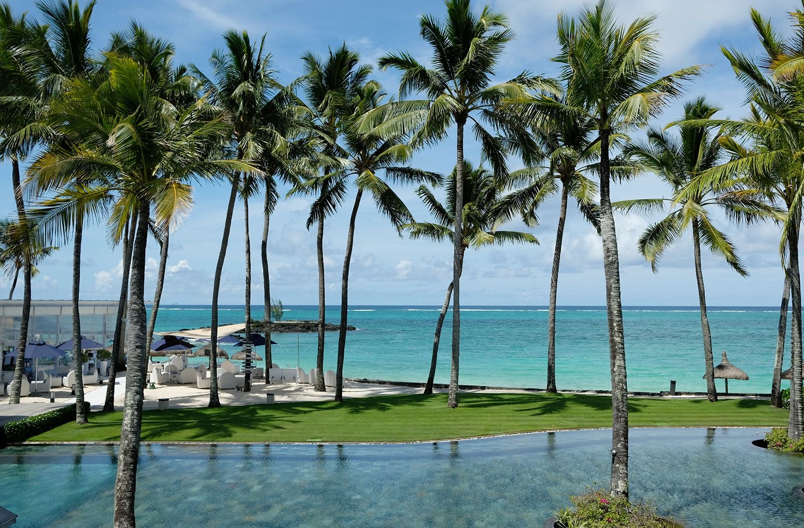 Mauritius, der kleine Inselstaat im Indischen Ozean, ist ein Traum-Urlaubsziel für Naturliebhaber und Erholungssuchende; wer das Meer den Wanderwegen im Inland der Insel vorzieht und sich genussvoll entspannen möchte, wird im Beach Resort Constance Belle Mare Plage, mit seinem weißen Sandstrand, dem kristallklaren Wasser, dezenten Luxus und perfekten Service eine unvergessliche Zeit haben 