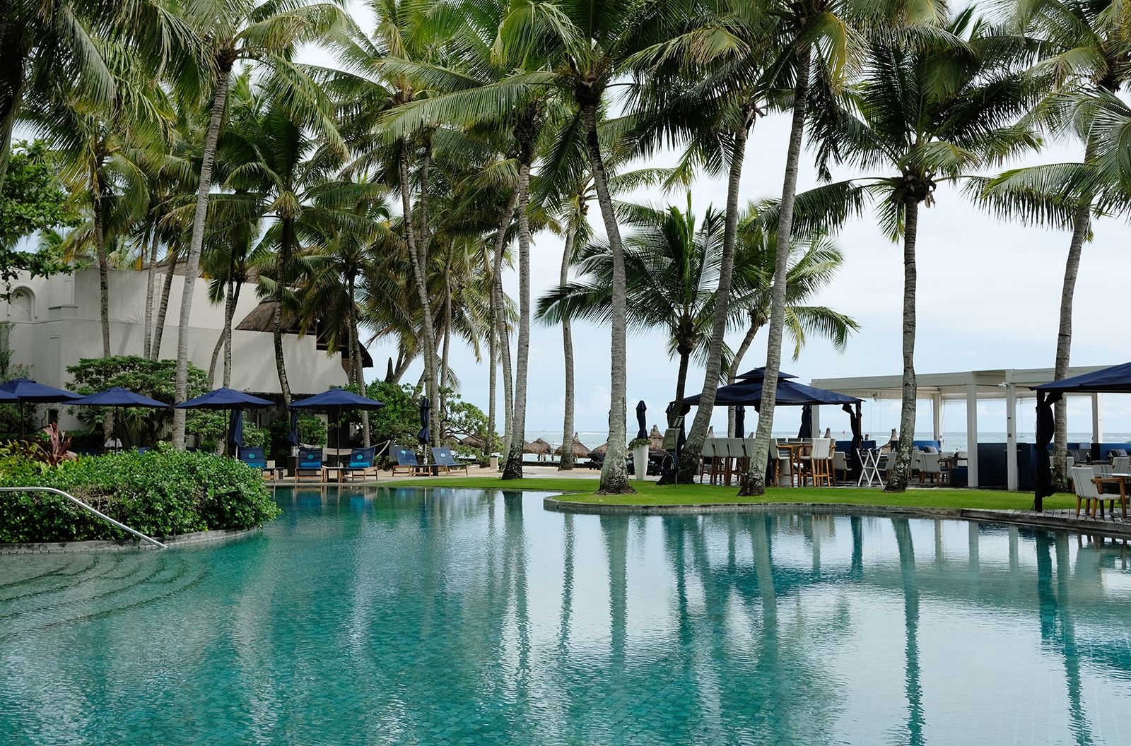 Von der Poolbar (im Bild: Blu Bar) bis zum Fine Dining Restaurant – Speisen (und trinken) lässt sich im Constance Belle Mare Plage vorzüglich