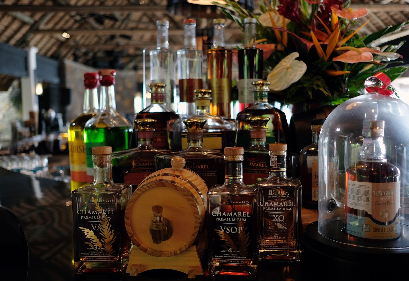 Mauritius ist bekannt für seine Zuckerrohrproduktion; Rumerzeugnisse der bekannten Insel-Destilerien dürfen an den Hotelbars nicht fehlen
