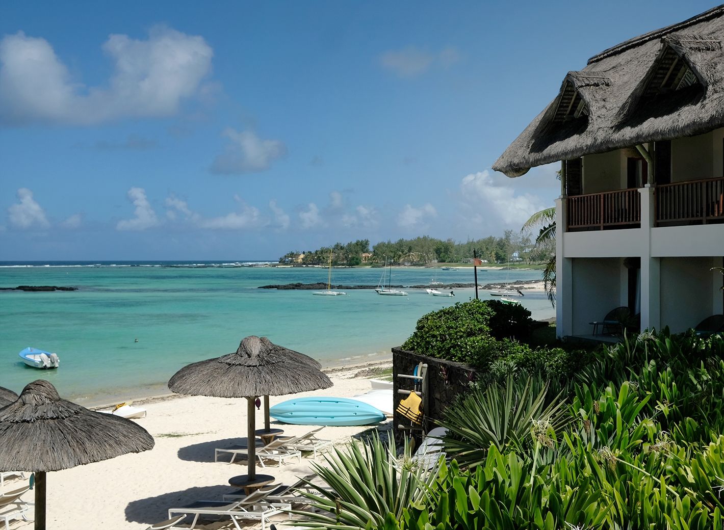Im Club House stehen Kajaks, SUPs, Schnorchel- und Windsurfingausrüstung zur Verfügung; Kite Surfer können sich über beste Wind-Bedingungen in der Lagune freuen; ein Beach Volleyball-Feld gibt es auch 