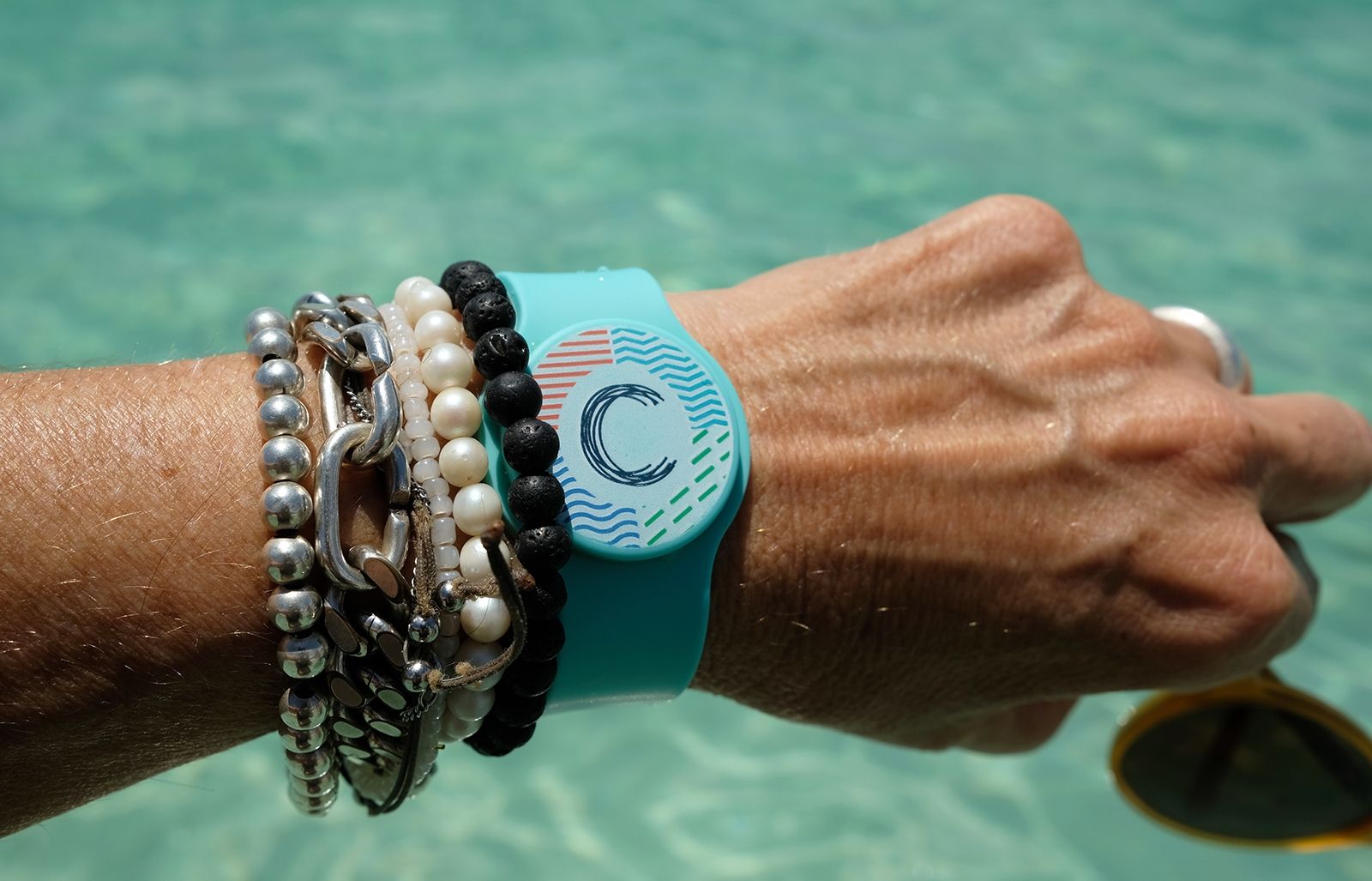 Im C Mauritius die Zeit vergessen... Statt einer Magnetkarte erhalten die Gäste bei der Ankunft eine (wasserdichte) Uhr, um die Zimmertüren zu öffnen; die Farbe des coolen Gimmicks zeigt überdies, wer Halbpension, Vollpension oder All Inclusive gebucht hat 