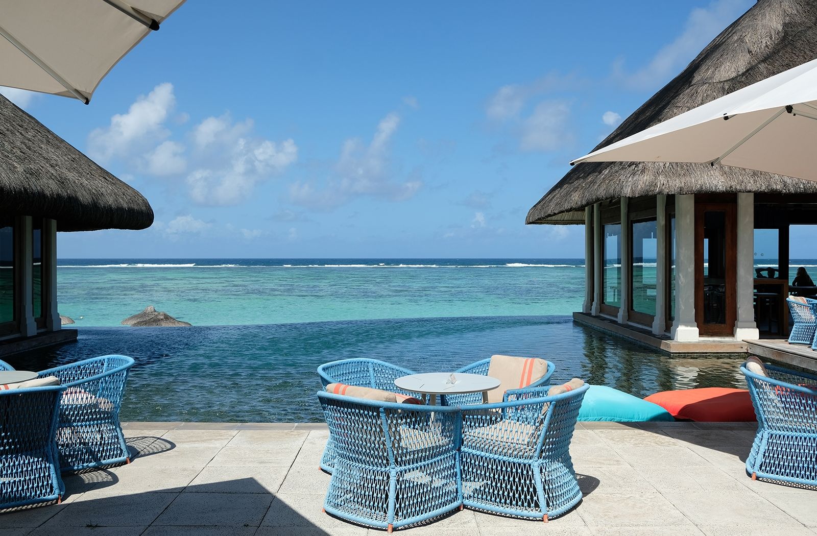 Von Korbstuhl- bis Himmelblau: Pool, Lagune, Korallenriff und endloses Meer; das Hotel C Mauritius liegt direkt am Palmar Beach im ruhigen Osten von Mauritius