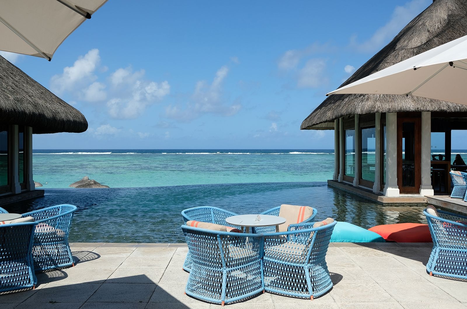 Von Korbstuhl- bis Himmelblau: Pool, Lagune, Korallenriff und endloses Meer; das Hotel C Mauritius liegt direkt am Palmar Beach im ruhigen Osten von Mauritius