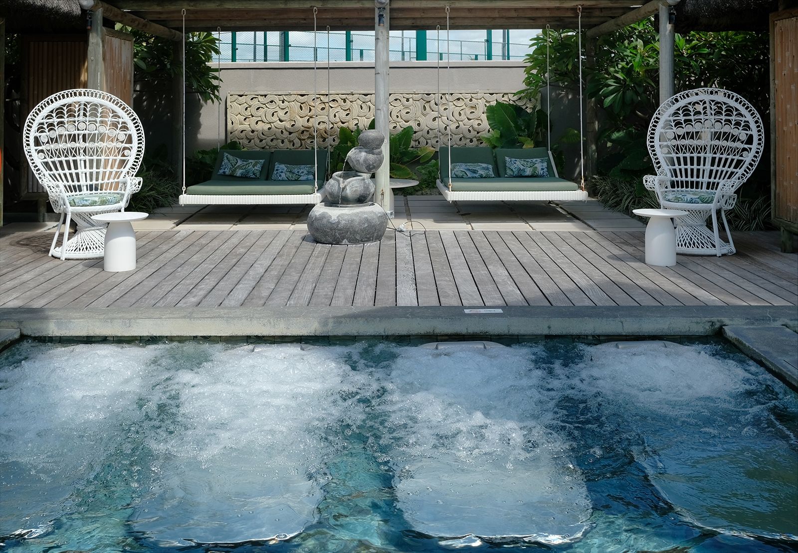 Gäste  können sich kostenfrei für eine private Auszeit im Jacuzzi anmelden; das Whirlpool mit Relax-Schaukeln und Umkleideräumen liegt am Rand des Spabereichs und ist nicht einsehbar