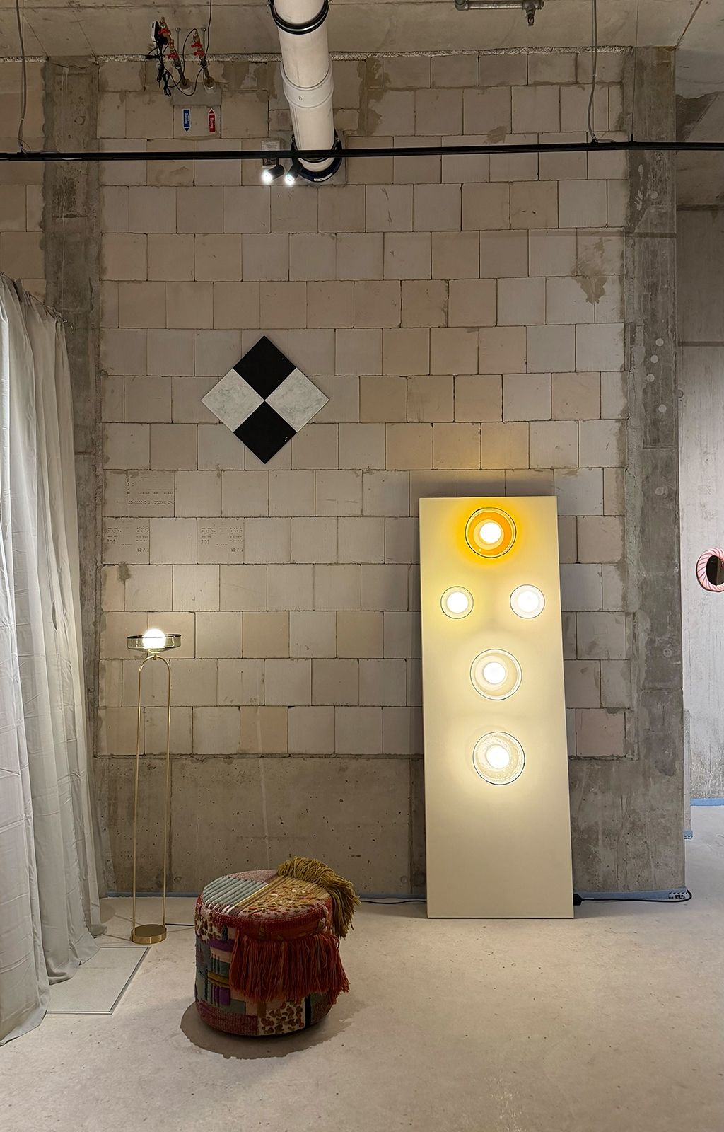 Threesome: Studio Berg, Lyk Carpet & Naama Hofman in einer (noch leer stehenden) Gewerbeeinheit des Tacheles