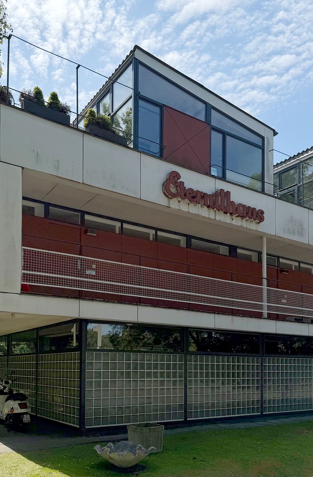 Täglicher Festival-Treffpunkt mit Talk-Serien und Currents Bar im Eternithaus (erbaut 1957 von Paul Baumgarten anlässlich der Interbau), Altonaer Straße 1 in Berlin Tiergarten
