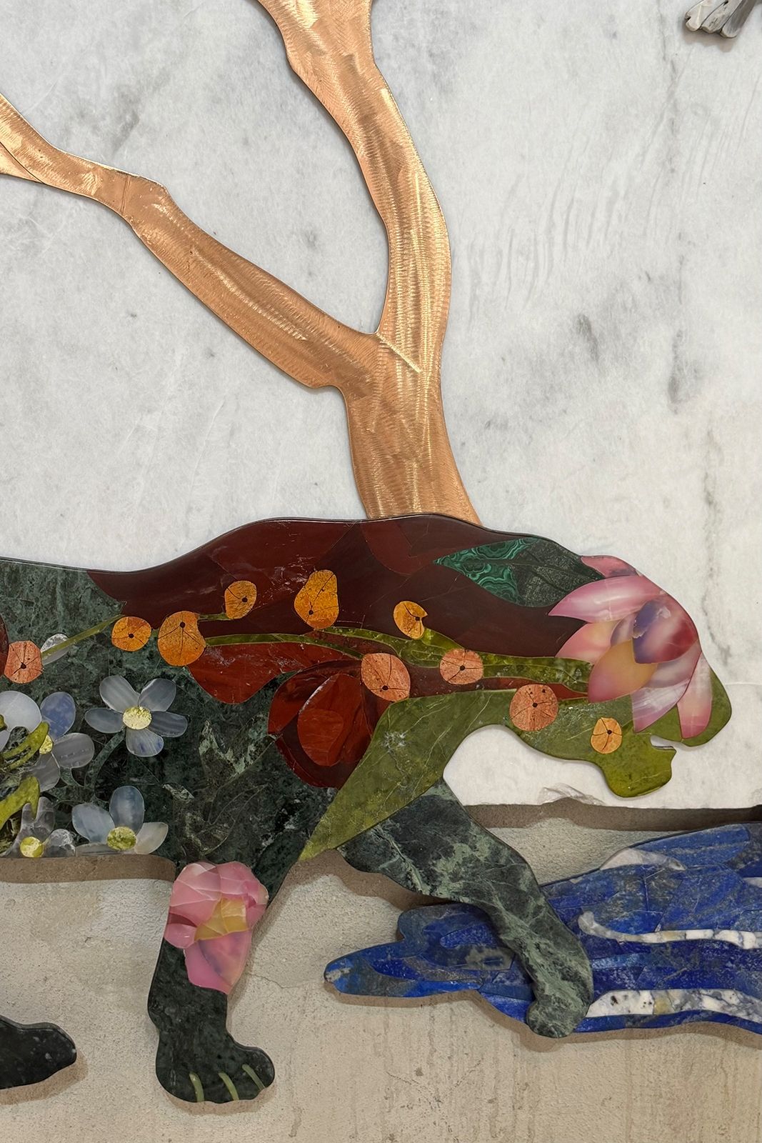 BENEATH THE SAME SKY, Meherunnisa Asad, Pakistan, 2026; Malachit, Lapislazuli, Jade, Onyx u.a.