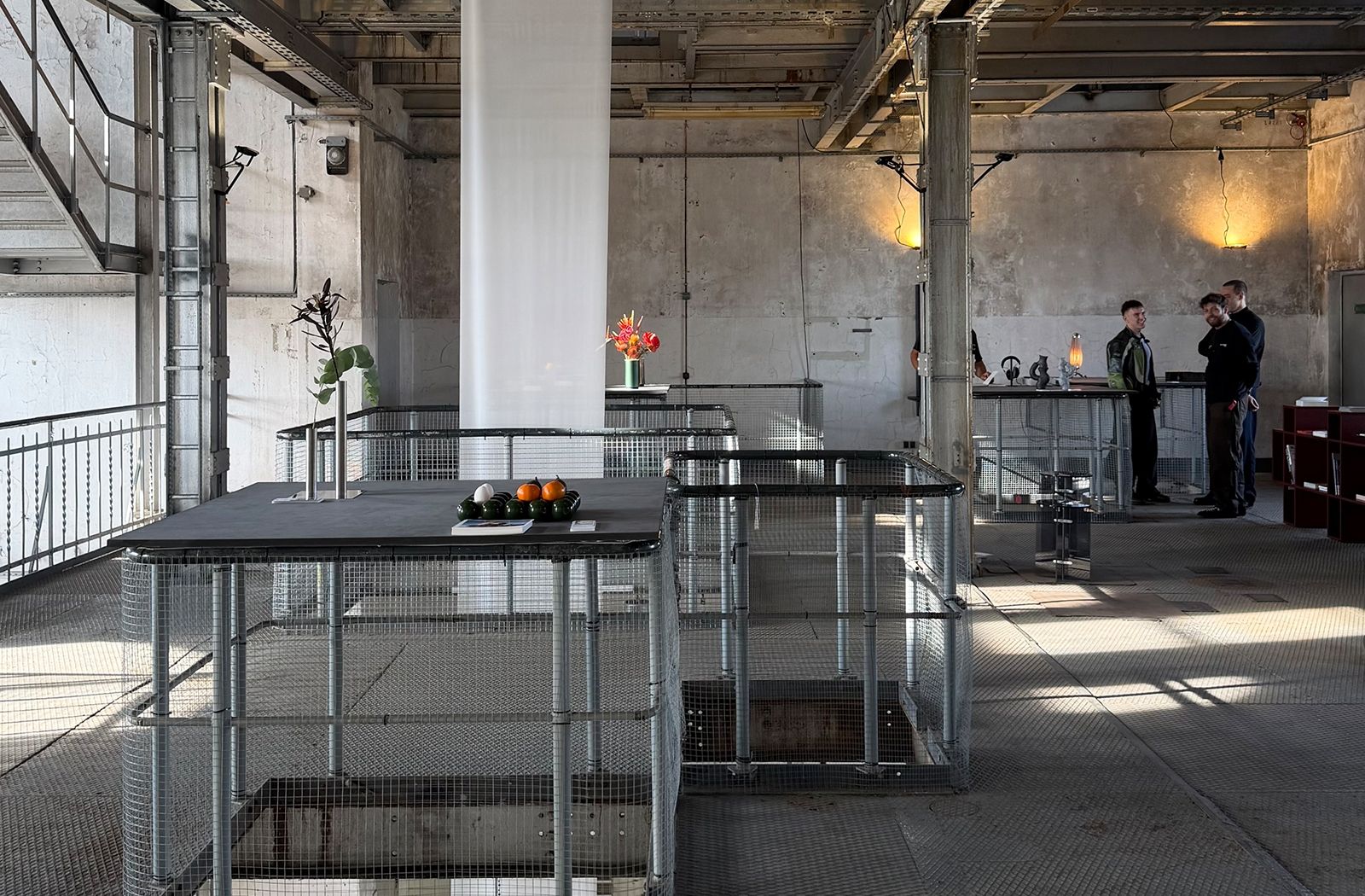Atmosphärisches Gesamterlebnis: Die Designplattform Deoron zeigte im Monopol, einer ehemaligen Destillerie in Berlin Reinickendorf, wie unterschiedliche Disziplinen miteinander in einen Dialog treten können – Möbel, Keramik, Sound, (Raum)Duft, Handwerk und Technologie, ergänzt durch Performances, Talks und Listening Sessions, ergaben ein spektakuläres Setting
