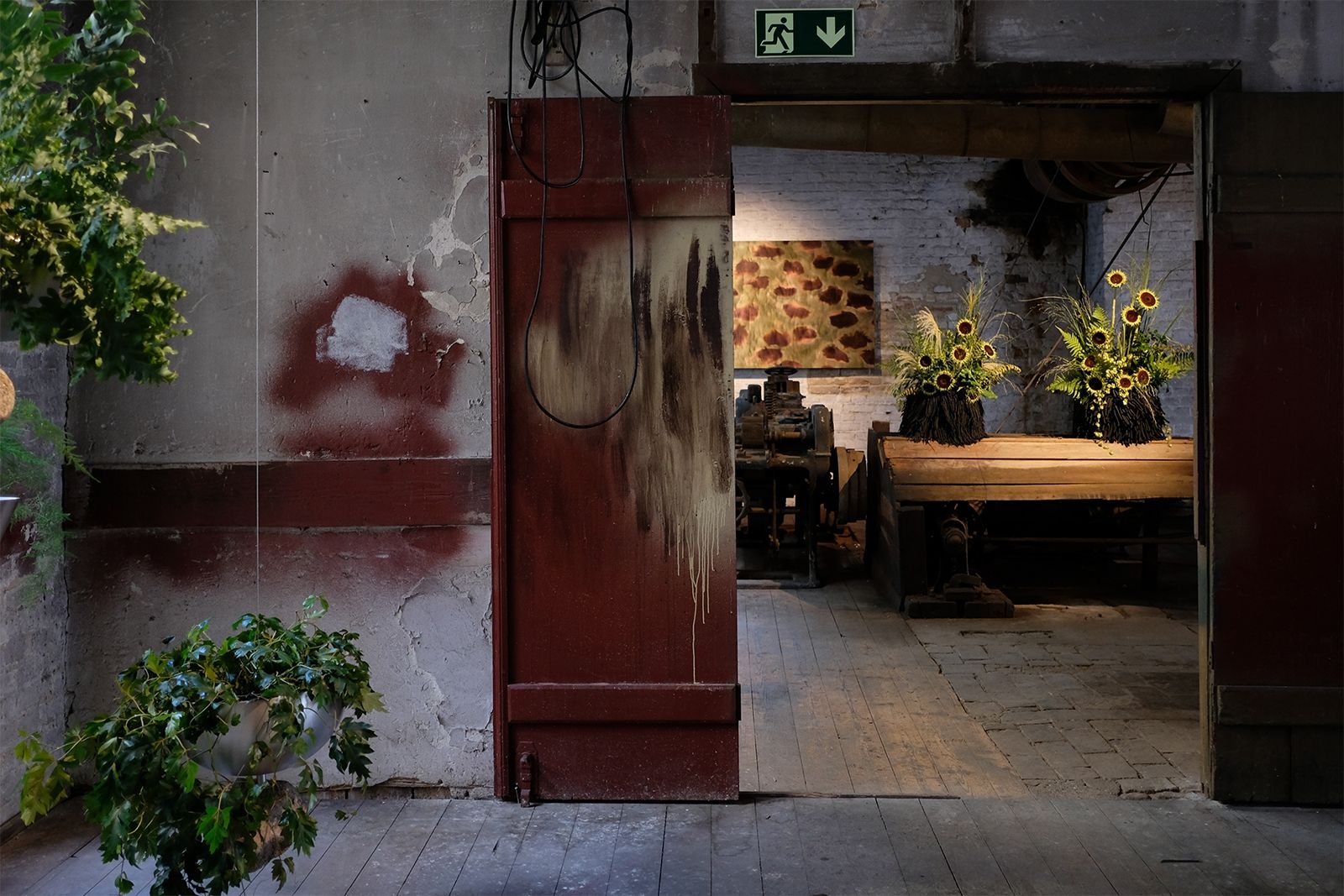 Die verlassene Fabrik bot das perfekte Setting für die Rauminstallation von LLOT LLOV: Vase MAK mit Sonnenblumen, Wand-Aquarell ALIR