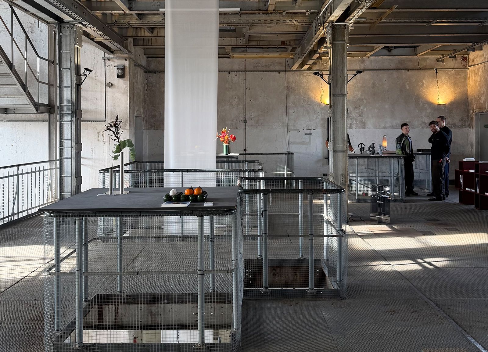 Atmosphärisches Gesamterlebnis: Die Designplattform Deoron zeigte im Monopol, einer ehemaligen Destillerie in Berlin Reinickendorf, wie unterschiedliche Disziplinen miteinander in einen Dialog treten können – Möbel, Keramik, Sound, (Raum)Duft, Handwerk und Technologie, ergänzt durch Performances, Talks und Listening Sessions, ergaben ein spektakuläres Setting