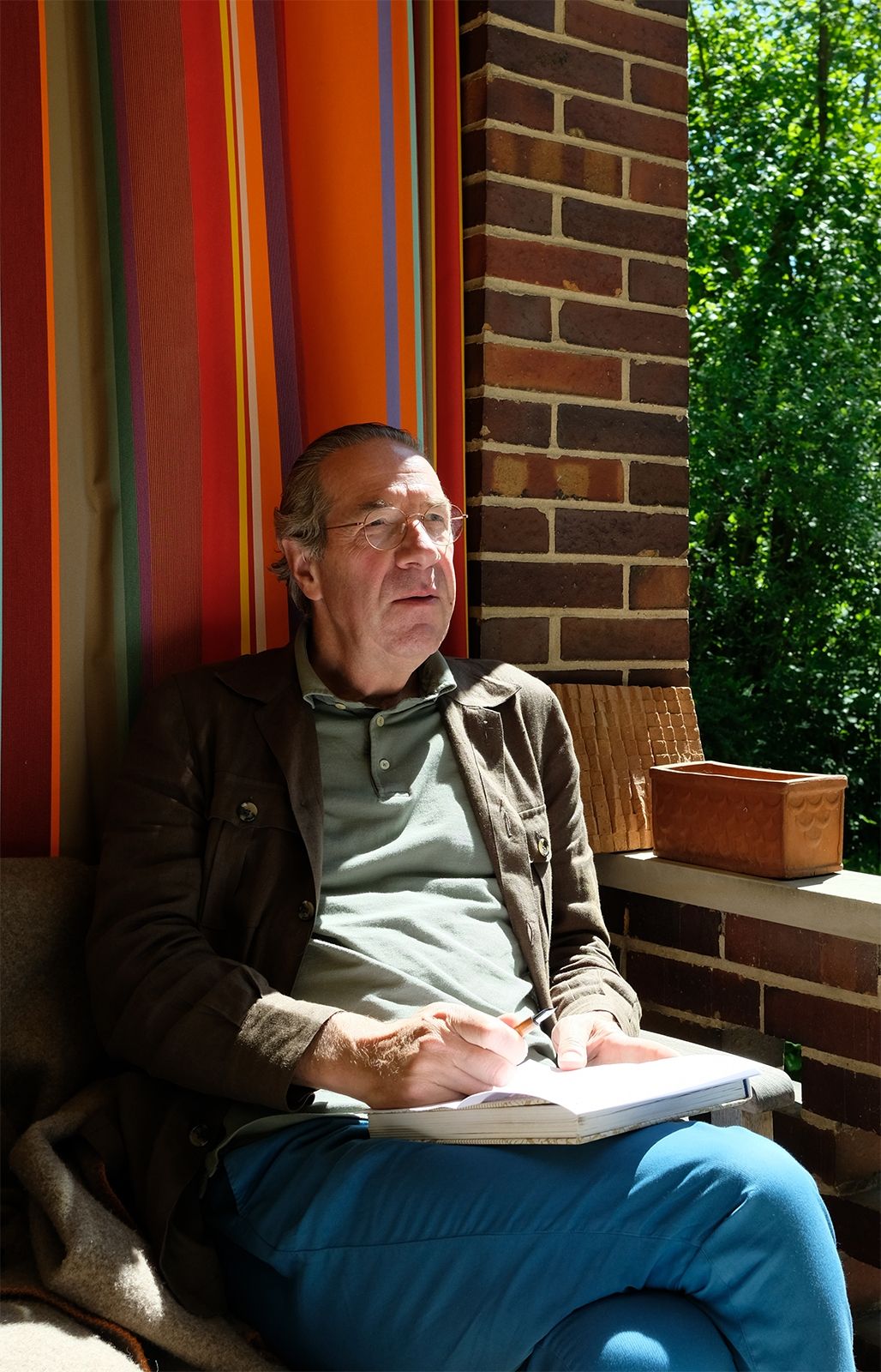 Dipl.- Ing. Architekt Philipp Droste zu Senden beim Interview auf der gemütlichen Veranda