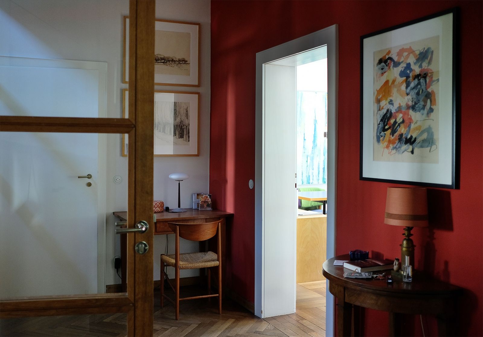 Der zeitlose und selbstbewusste Farbton Rouge Vif von ktColor sorgt für Wärme und zieht die Betrachter in seinen Bann; das Kunstwerk des Malers Walter Brendel (Übersee am Chiemsee) kommt fantastisch zur Wirkung
