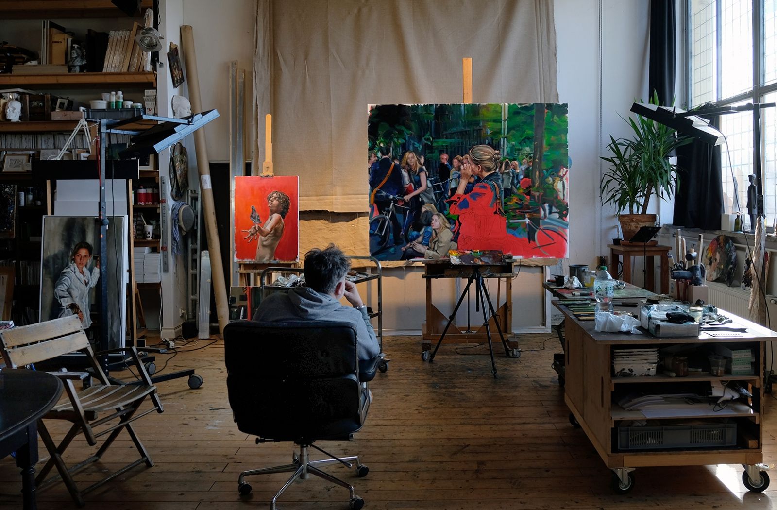 Sinnierend – Der Künstler Edward B. Gordon in seinem Berliner Atelier