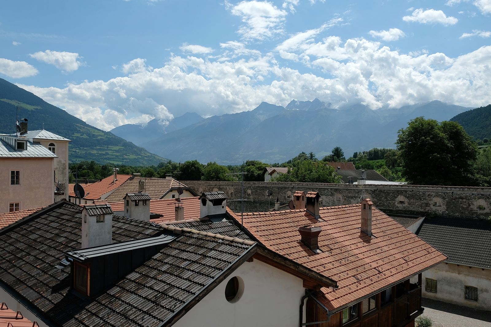 Blick von der Dachterrasse, wo Hotelgäste auf Wunsch auch das Frühstück serviert bekommen; eine Trust Bar gibt es hier oben auch