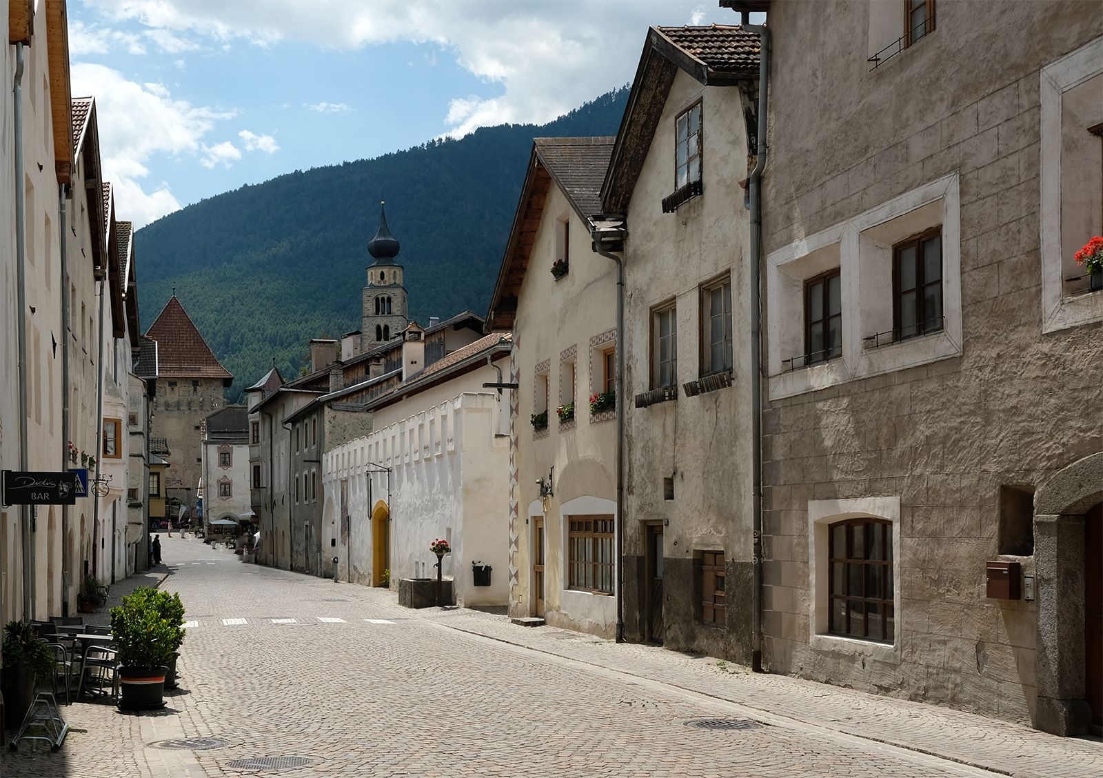 Glurnser »Innenstadt« – Historische und architektonische Perle an der Etsch, umgeben von einer intakten Stadtmauer mit drei Tortürmen und weiteren Wehrtürmen