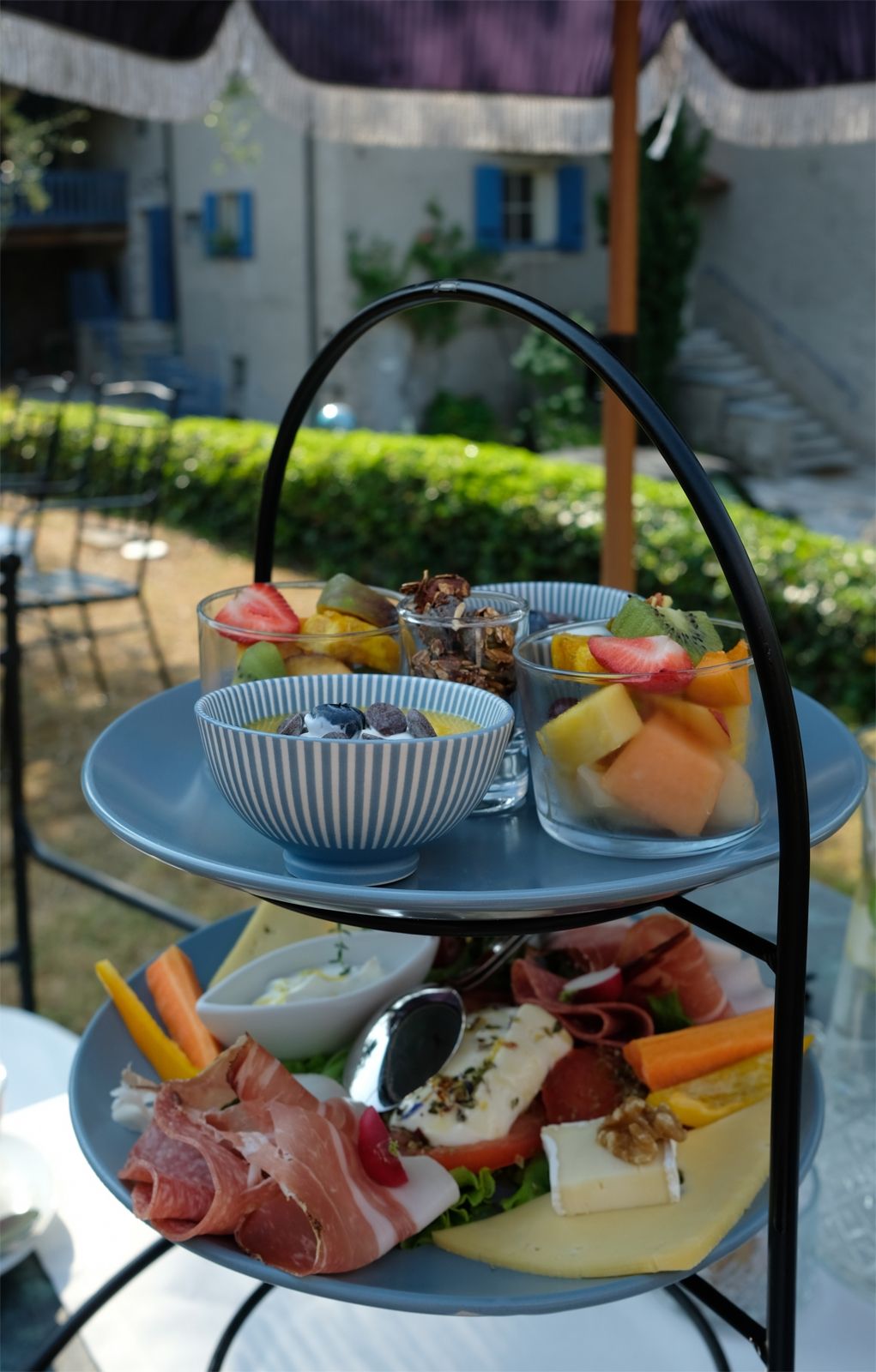 Heute gibt es frisches Obst, hausgemachtes Granola, Vanillecreme mit Mango, Heidelbeeren und Schokolade, Käse, Schinken und Salami aus Italien, Frischkäse mit Zitronenzeste und Kräutern 