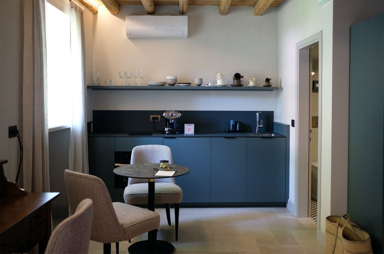 Essen gehen oder selber kochen? Die Studios und Apartments verfügen über eine sehr gut ausgestattete Küche mit Spülmaschine und schönen Accessoires