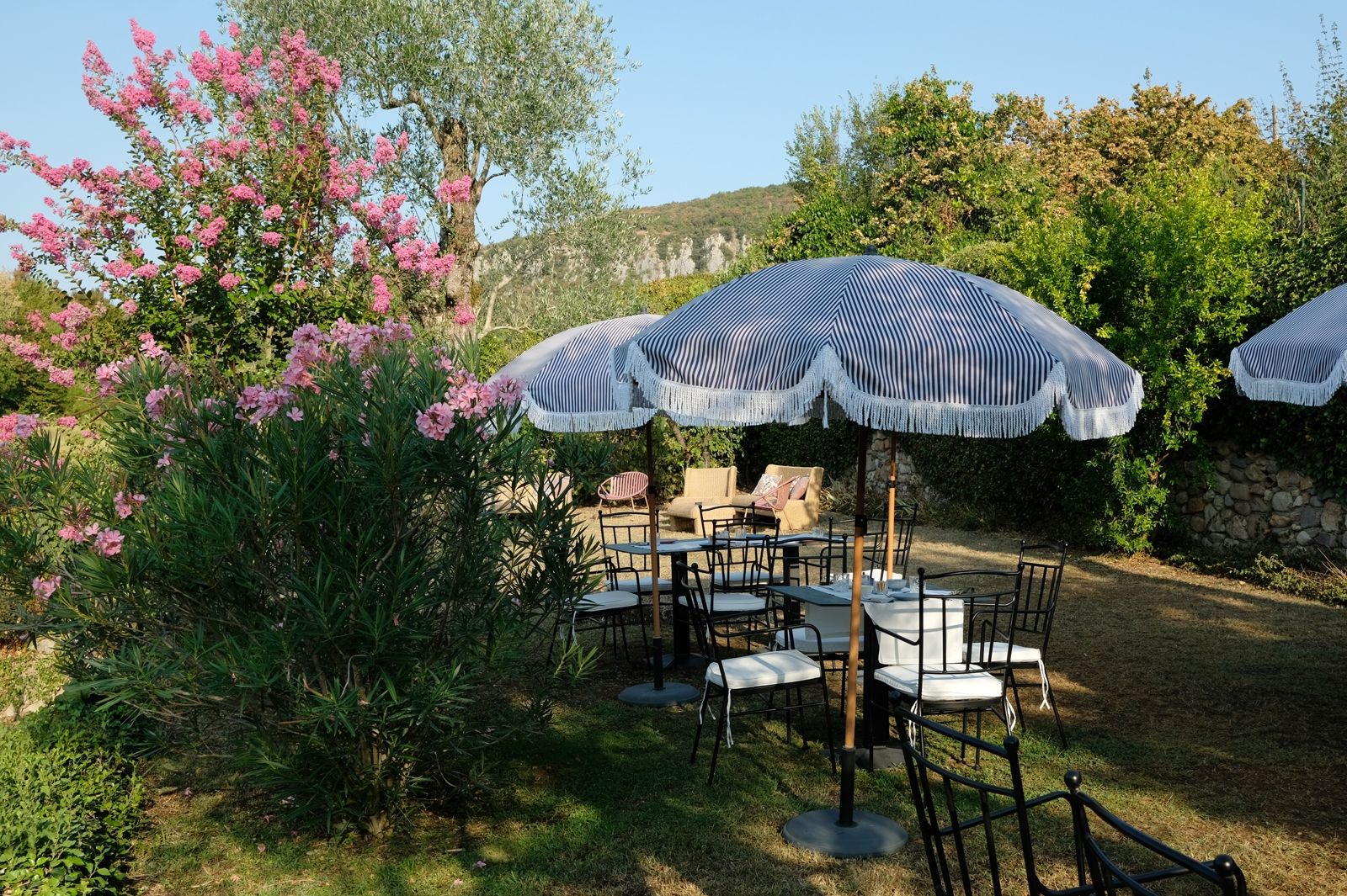 Die Gäste des La Damaglücks dürfen das Frühstück auf der etwas höher gelegenen Terrasse genießen; Gastgeberin und Seele des Hauses, Maria, bringt reich gefüllte und frisch von ihr angerichtete Etagèren aus der Küche und duftenden Kaffee zu den Tischen