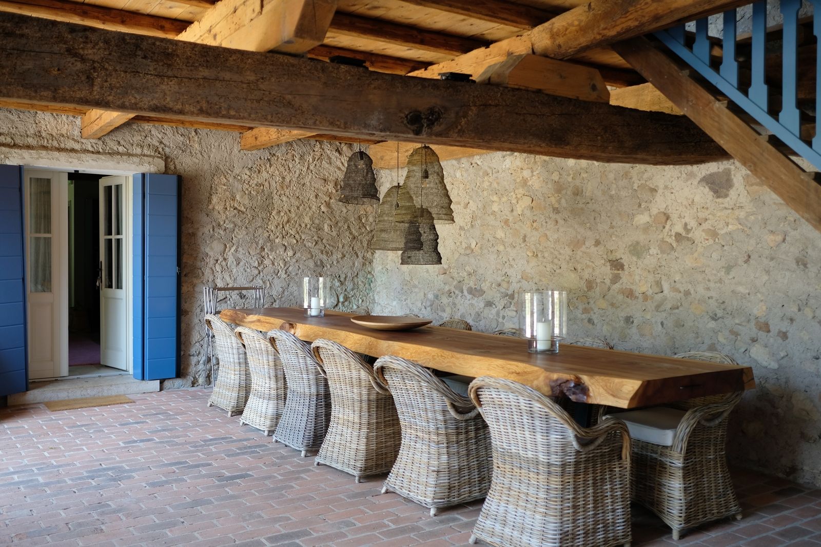 La Tavolata in der Loggia – Hier sitzen die Gäste am langen Tisch, dessen Platte von einem Mammutbaum aus Kaltern in Südtirol stammt; Familie Gius hatte das große Glück, eine Scheibe des Baumes aus dem Nachbargarten zu erwerben; Unter den alten Balken lässt es sich besonders am Abend, wenn alles schön illuminiert ist, stimmungsvoll sitzen; Hier befindet sich auch der Eingang zum Studio »La Terra«