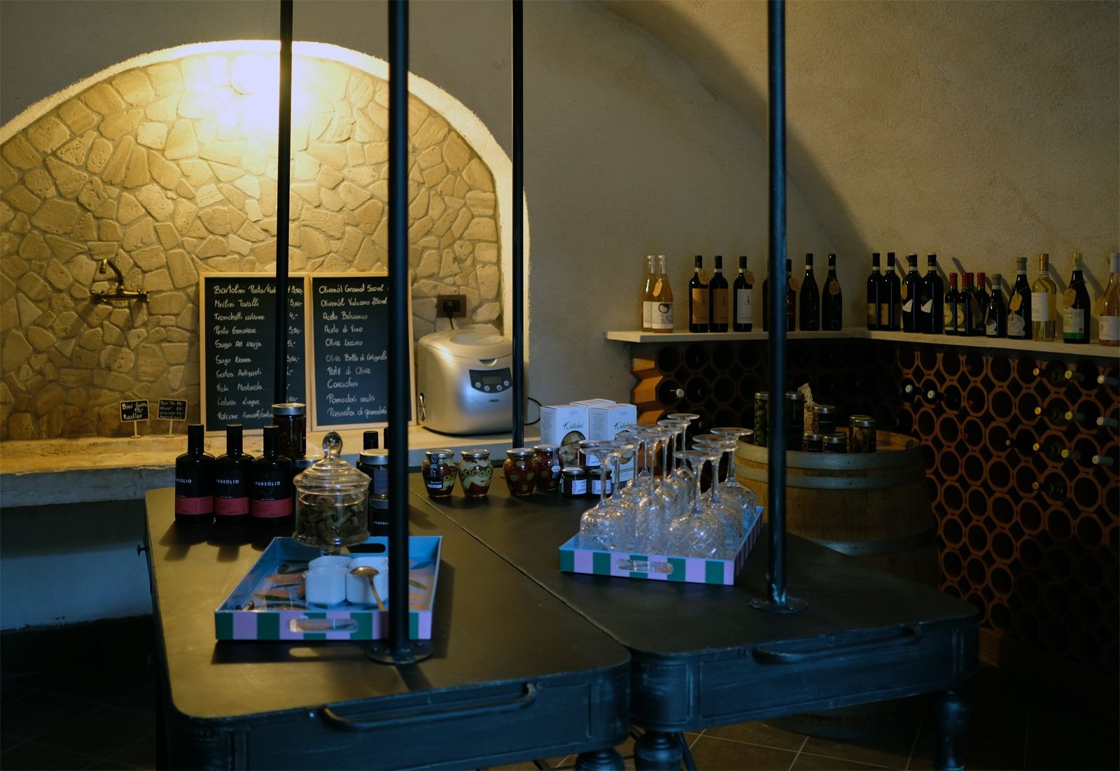 La Bottega im Stil einer Trust Bar – Hier gibt es alles, was das Gästeherz (zum leiblichen Wohl) begehrt: Erlesene Weine, leckere Biersorten und andere alkoholische und nichtalkoholische Getränke, Antipasti, Taralli, Grissini, süßes Gebäck und viele andere gute Lebensmittel aus der Region 