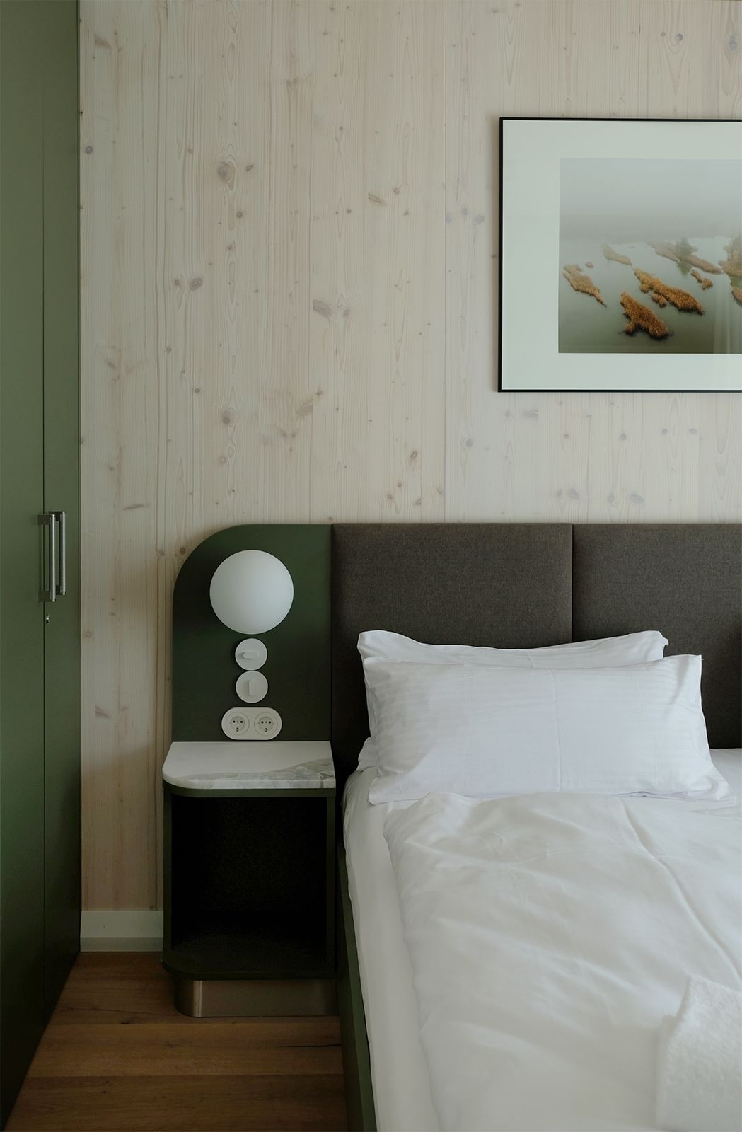 Im Erdgeschoss der Chalets befindet sich neben dem Bade- auch noch ein weiteres Schlafzimmer