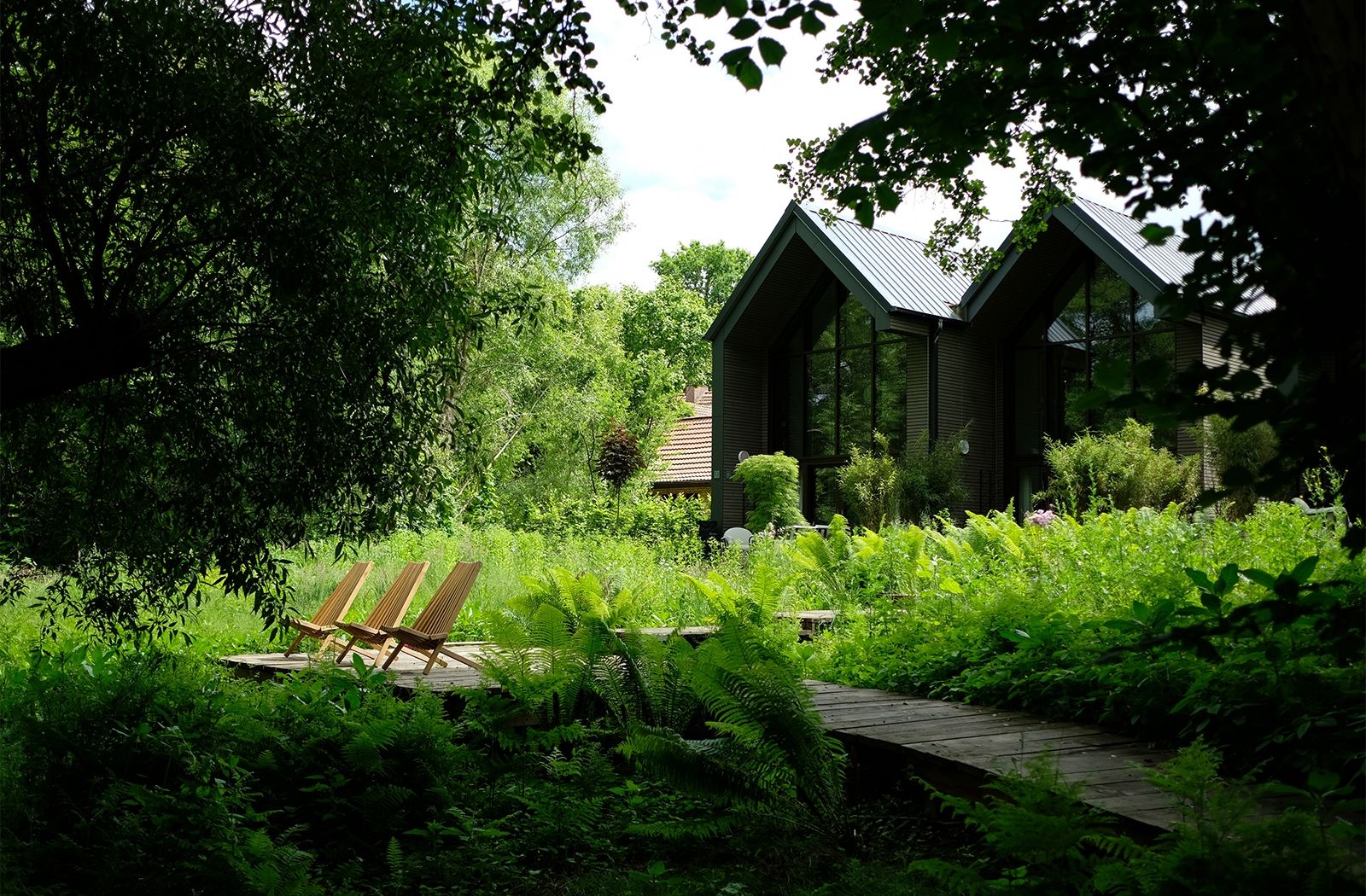 Sechs Chalets à 60 Quadratmeter, gebaut aus Holz und hohen Glasfronten in Richtung Wald und Wiese, bieten neben Terrassen mitten im Grünen und ausgelassenem Vogelgezwitscher, helle luftige Räume und großartiges Interior Design von Piotr Wiśniewski, weStudio, Berlin  