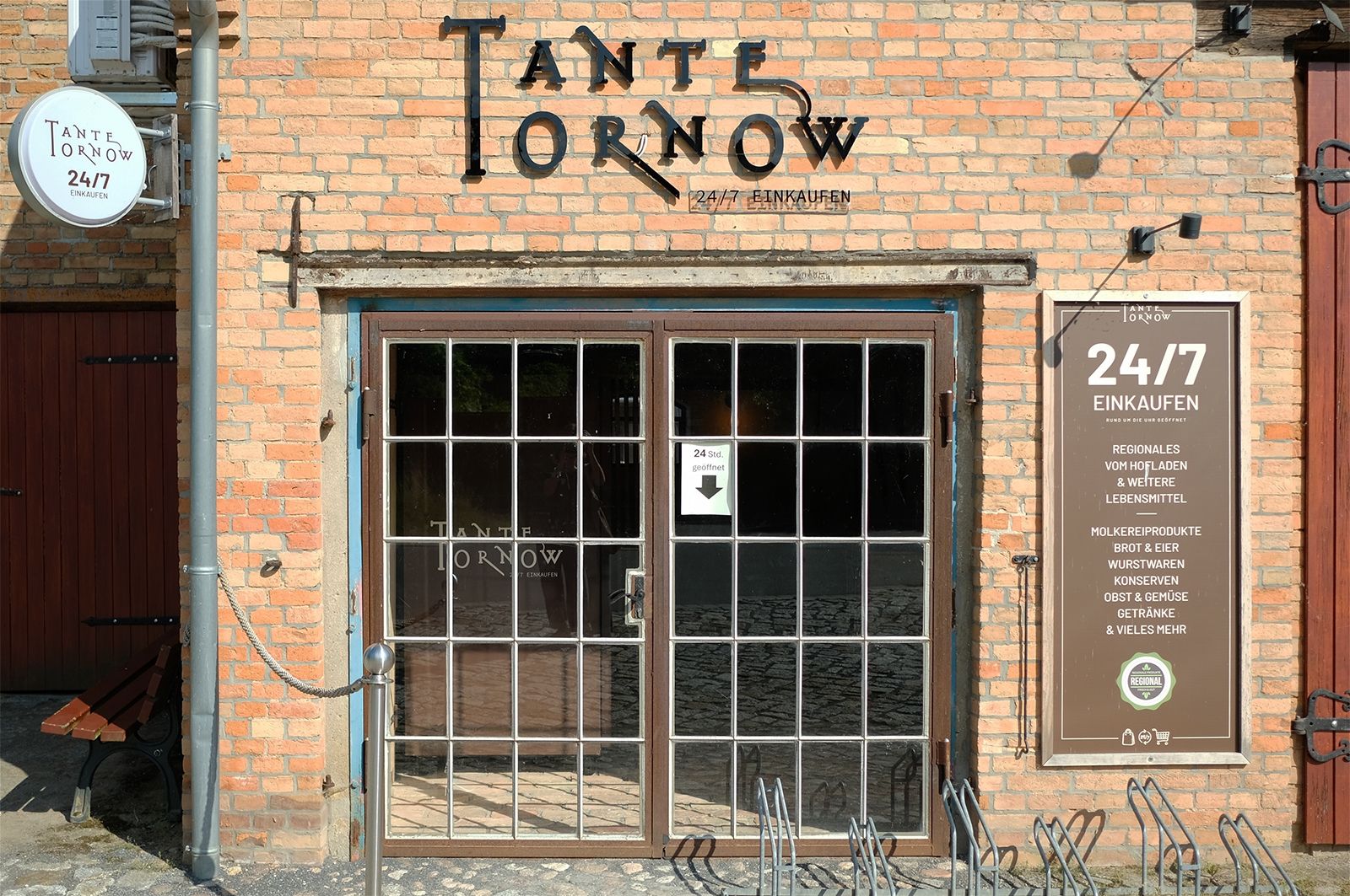 24/7 einkaufen – Bei Tante Tornow können die Gäste (und natürlich auch andere Besucher der Umgebung) Produkte aus der Region und weitere Lebensmittel erwerben; am Wochenende gibt es sogar frische Brötchen