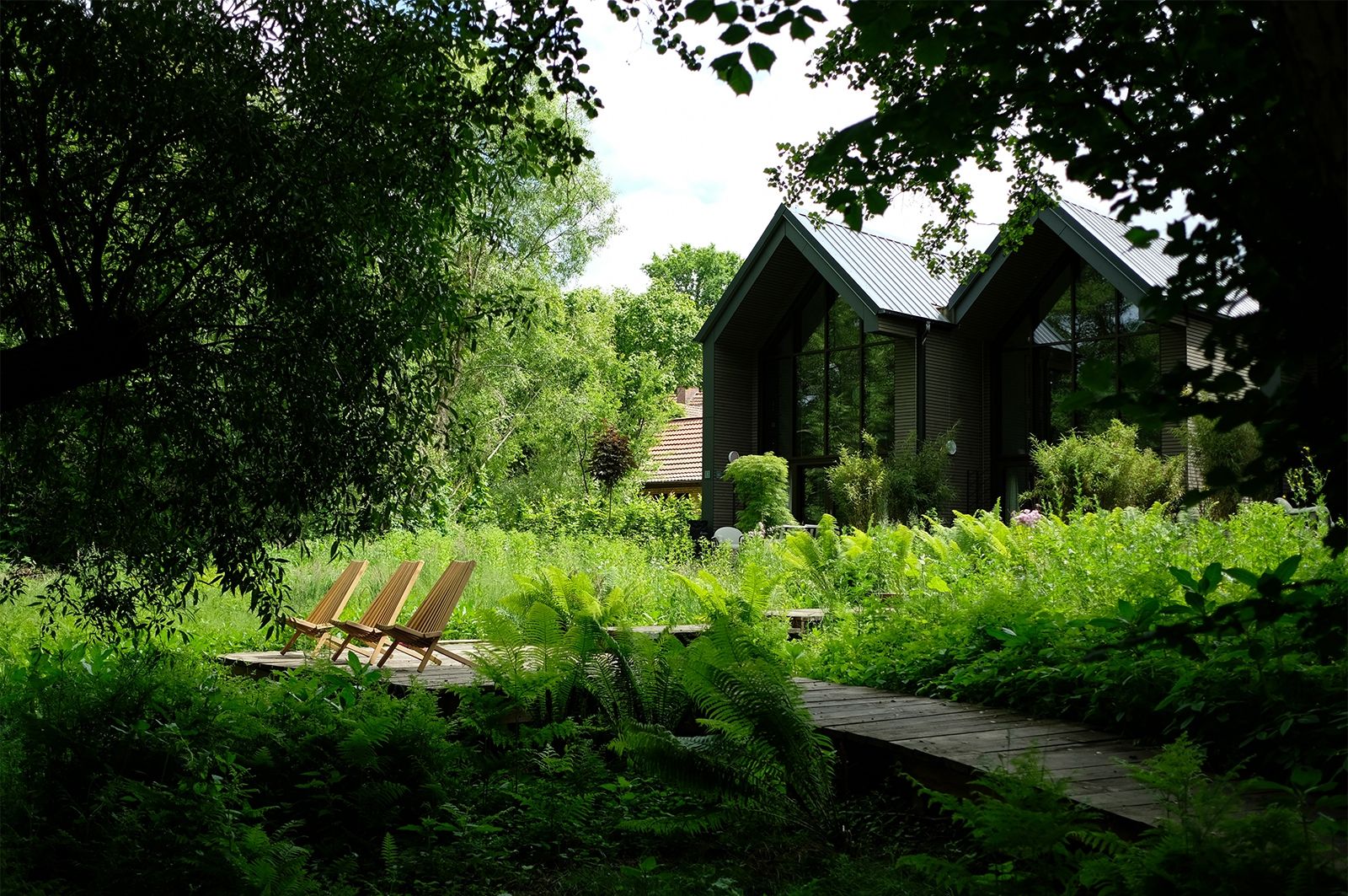 Sechs Chalets à 60 Quadratmeter, gebaut aus Holz und hohen Glasfronten in Richtung Wald und Wiese, bieten neben Terrassen mitten im Grünen und ausgelassenem Vogelgezwitscher, helle luftige Räume und großartiges Interior Design von Piotr Wiśniewski, weStudio, Berlin  