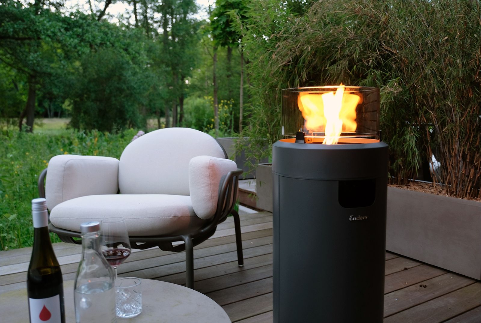 Den Tag mit einem Glas Wein am Outdoor-Kamin ausklingen lassen
