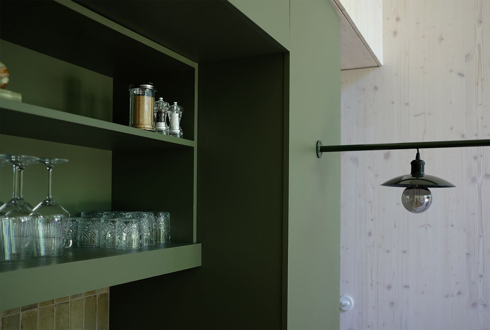 Grün- und Naturtöne – Die Farben der Möbel und Accessoires wurden von Designer Piotr Wiśniewski bewusst als Verbindung zwischen Innen und Außen gewählt