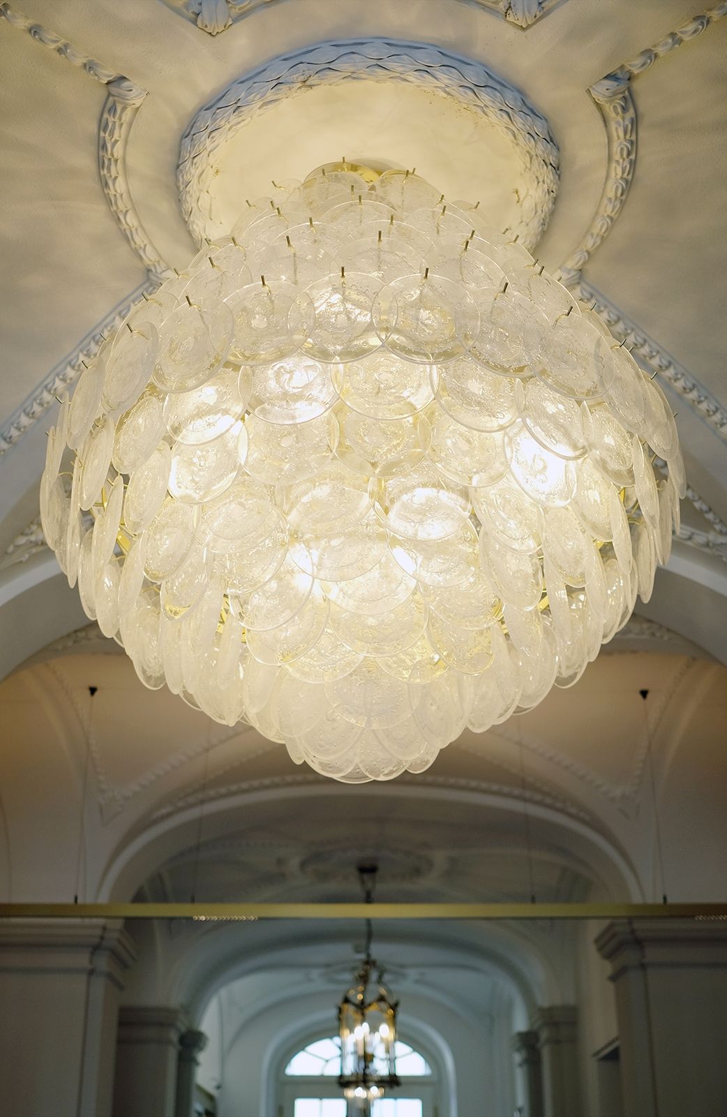 Hochherrschaftlich – Prachtvoller Murano-Glas-Kronleuchter in der Amalie Pâtisserie & Lounge