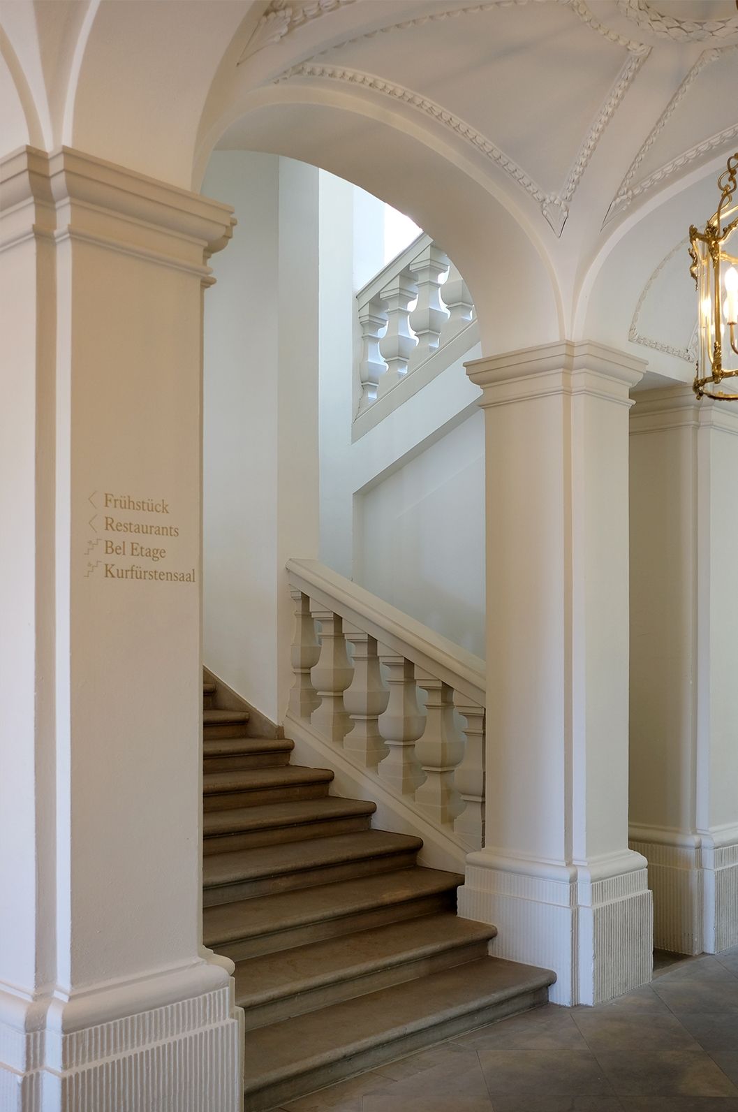 Das Taschenbergpalais wurde 1945 fast vollständig zerstört und ab 1993 unter Berücksichtigung des Denkmalschutzes wiederaufgebaut – auch das imposante Treppenhaus 