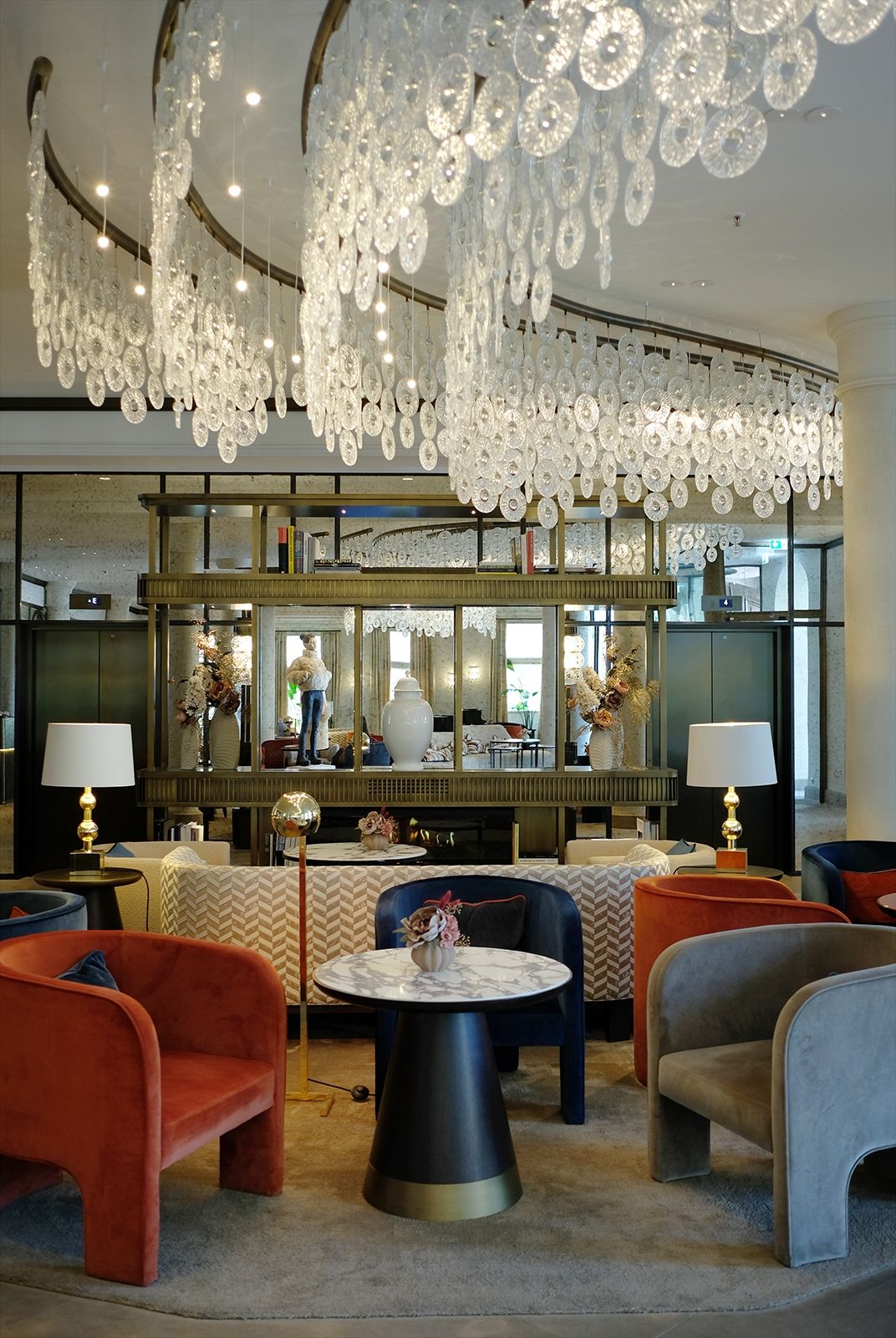 Kronleuchter neu erdacht: Durch die gemütlich-elegante Lobby zieht sich ein beachtliches Lichtobjekt, das den Lauf der Elbe nachbildet (Design Kardorff Ingenieure)