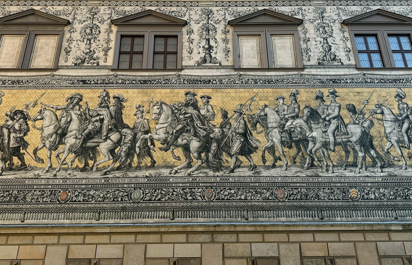 August der Starke auf dem berühmten Fürstenzug in Dresdens Auguststraße: 34 Markgrafen, Herzöge, Kurfürsten und Könige aus dem Geschlecht des Fürstenhauses Wettin, gemalt auf 23 000 Meißner Porzellanfliesen auf einer Länge von 101 Metern 