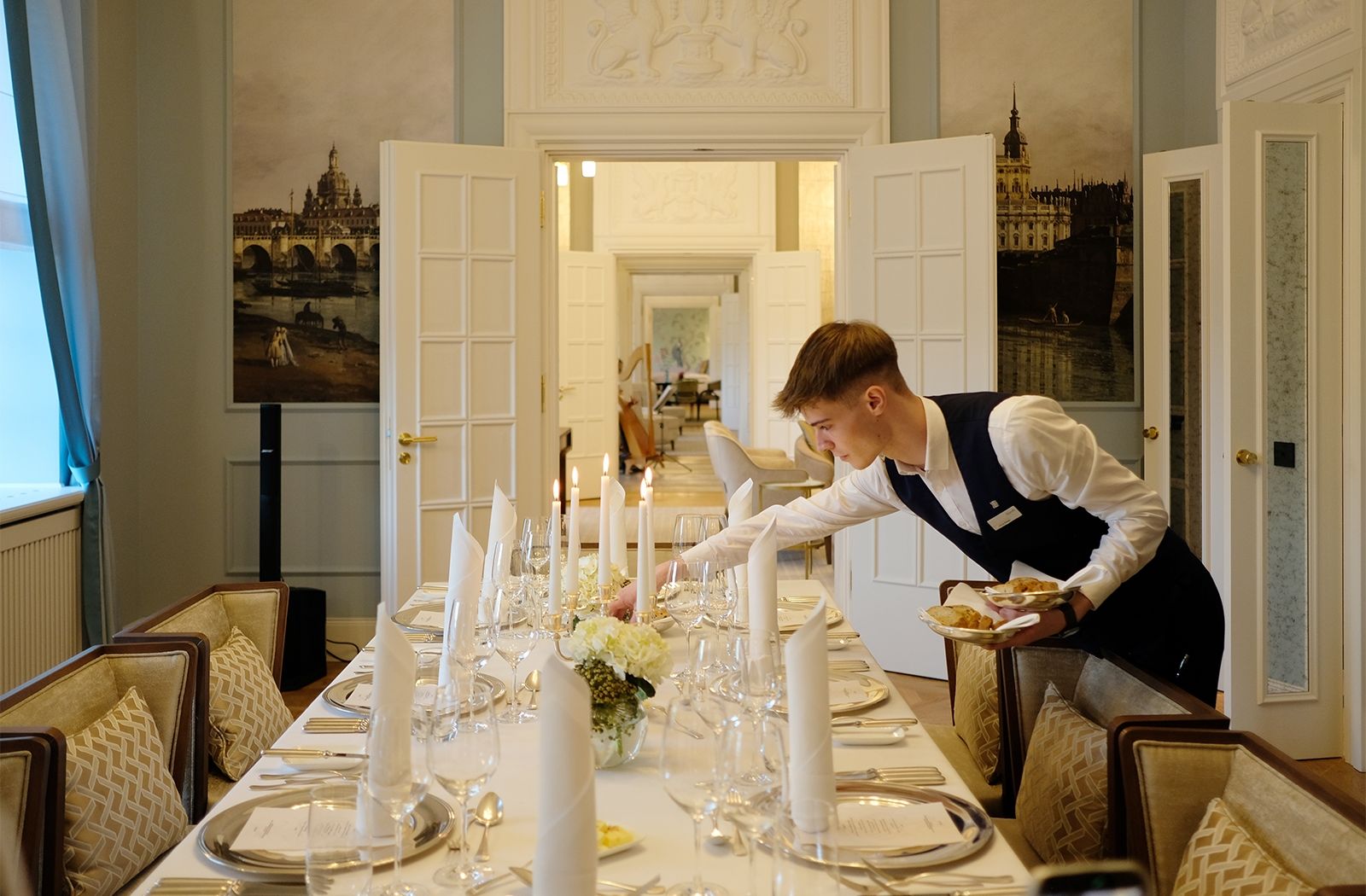 Willkommen in der Royal Suite des Taschenbergpalais Kempinski – August der Starke und Gräfin Cosel lassen schön grüßen und bitten zum privaten Dinner; ob der Kurfürst von Sachsen zu Beginn des 18. Jahrhunderts tatsächlich mit seiner Mätresse Anna Constantia hier zu Tisch saß, bleibt wohl deren Geheimnis 