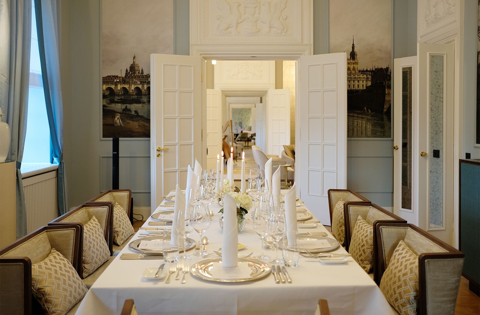 Willkommen in der Royal Suite des Taschenbergpalais Kempinski – August der Starke und Gräfin Cosel lassen schön grüßen und bitten zum privaten Dinner; ob der Kurfürst von Sachsen zu Beginn des 18. Jahrhunderts tatsächlich mit seiner Mätresse Anna Constantia hier zu Tisch saß, bleibt wohl deren Geheimnis 