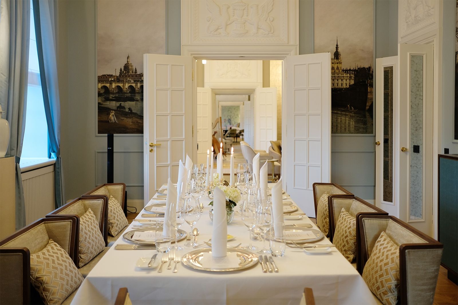 Willkommen in der Royal Suite des Taschenbergpalais Kempinski – August der Starke und Gräfin Cosel lassen schön grüßen und bitten zum privaten Dinner; ob der Kurfürst von Sachsen zu Beginn des 18. Jahrhunderts tatsächlich mit seiner Mätresse Anna Constantia hier zu Tisch saß, bleibt wohl deren Geheimnis 