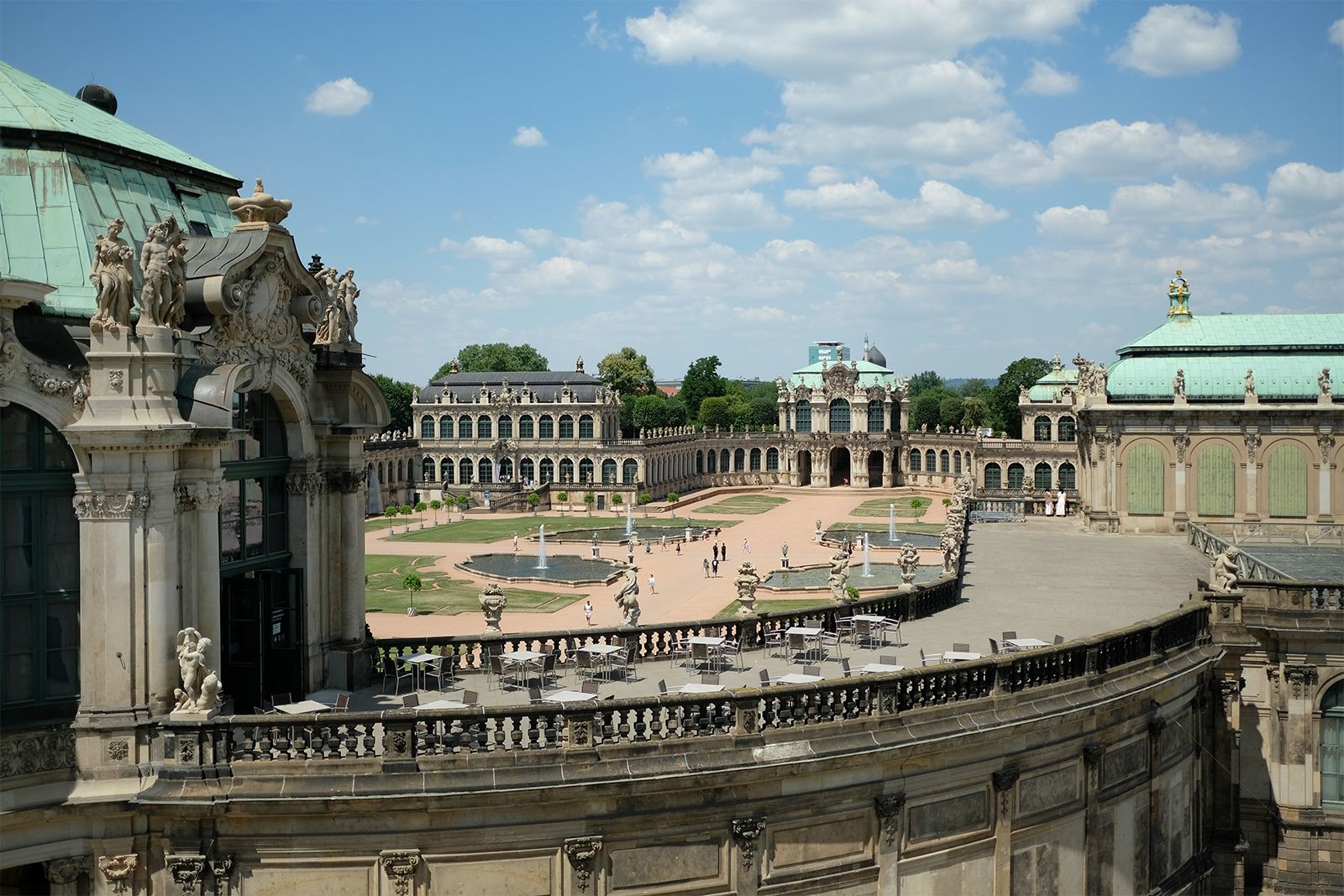 ... auf den Zwinger, 1711 bis 1728 gebaut von Matthäus Daniel Pöppelmann und Balthasar Permoser für August den Starken; hier wurden im Winter die (über 4000) Orangenbäume des Kurfürsten untergebracht, (zum Teil wochenlange) Feste gefeiert und Versammlungen abgehalten