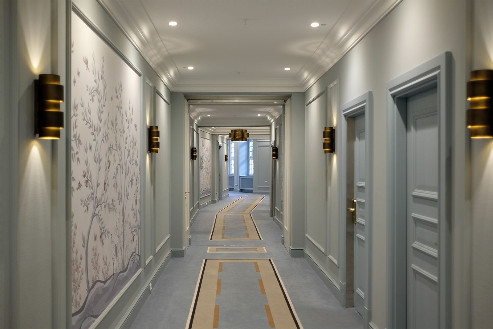 Historisches Blau, Salbeigrün und Sandstein- Beige: Designer Markus Hilzinger ließ sich in den historischen Gebäuden wie z.B. der Semperoper farblich inspirieren; die Wände der Flure sowie der Zimmer (180) und Suiten (31) wurden ausschließlich in diesen drei sanften Farben gestaltet 