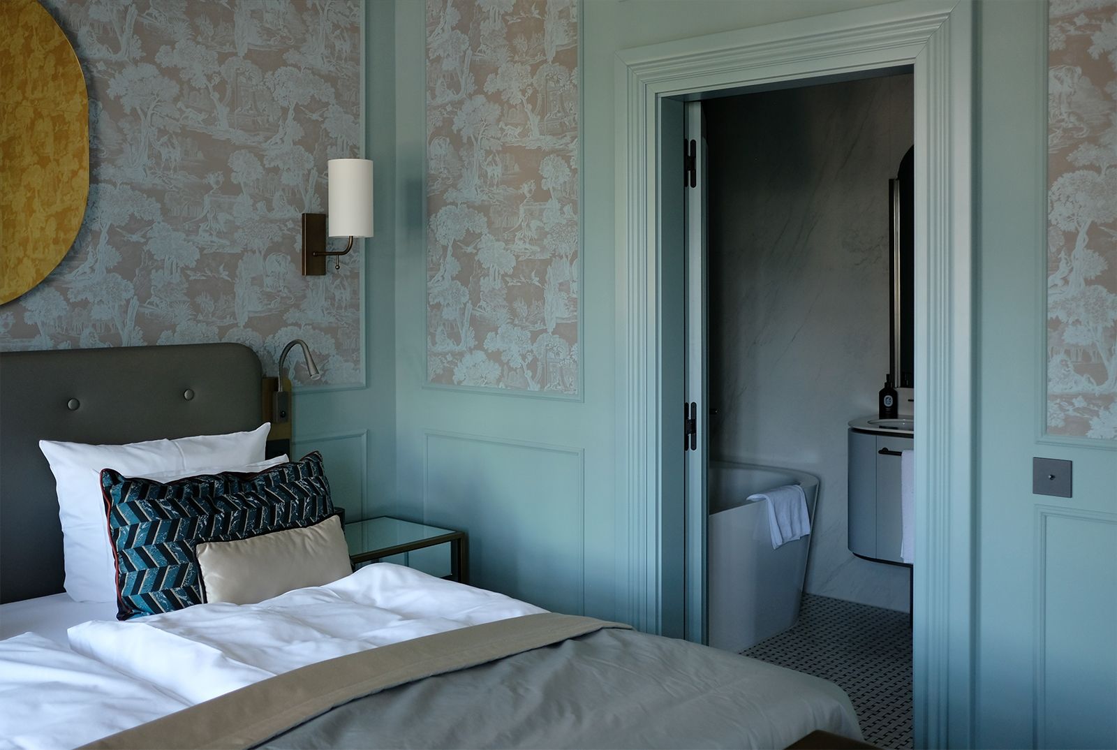 Palais Zimmer in Bleu – Luxuriös charmant mit viel Gespür für die Kombination aus Materialien, Farben, Textilien und Möbeldesign
