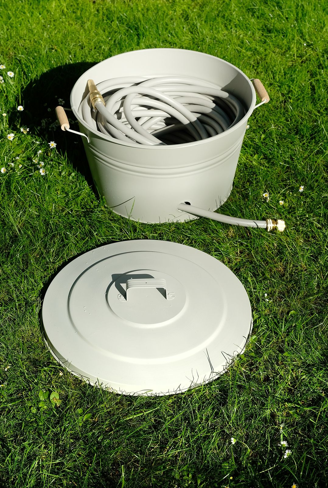 Wer es doch lieber ordentlich mag – im Schlauchtopf aus Metlall finden nicht nur Gartenutensilien sondern auch der Gartenschlauch Platz