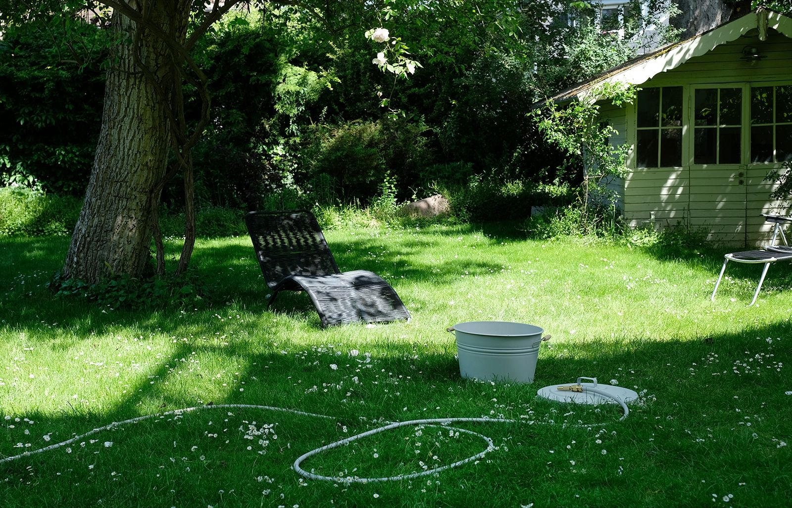 Wie schön, dass sich die dezenten Farben der LIVLIG Garten-Accessoires so fein in die kräftig grüne Umgebung einfügen