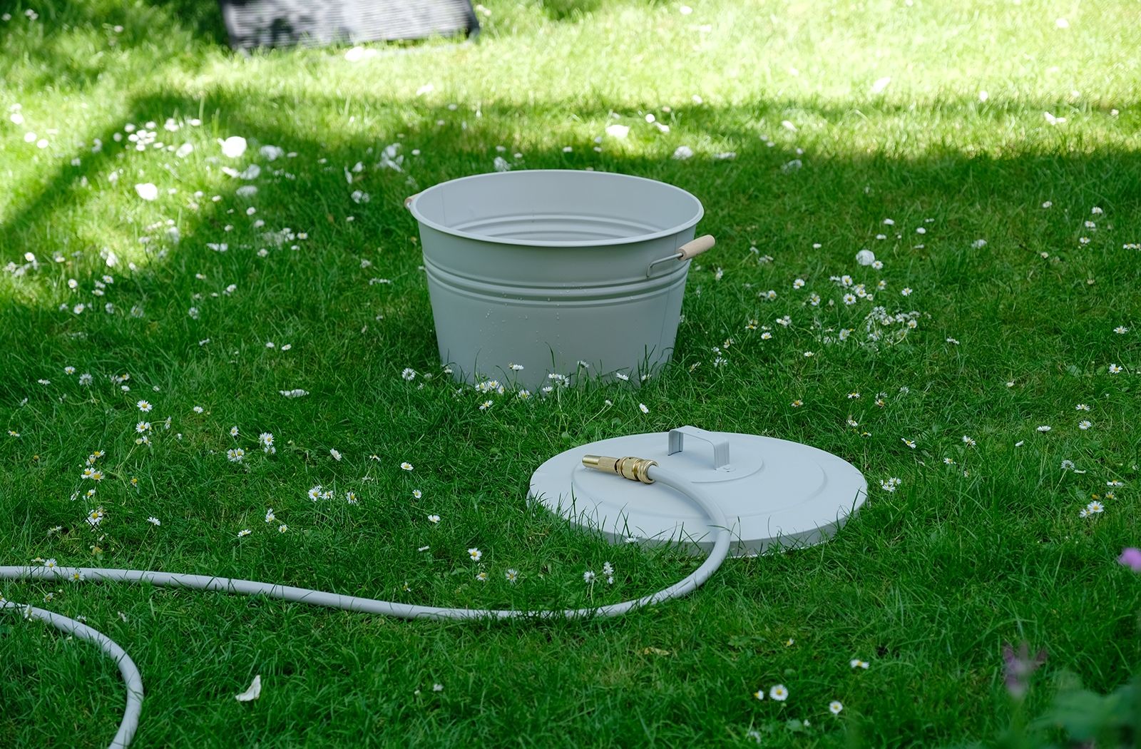Wie schön, dass sich die dezenten Farben der LIVLIG Garten-Accessoires so fein in die kräftig grüne Umgebung einfügen