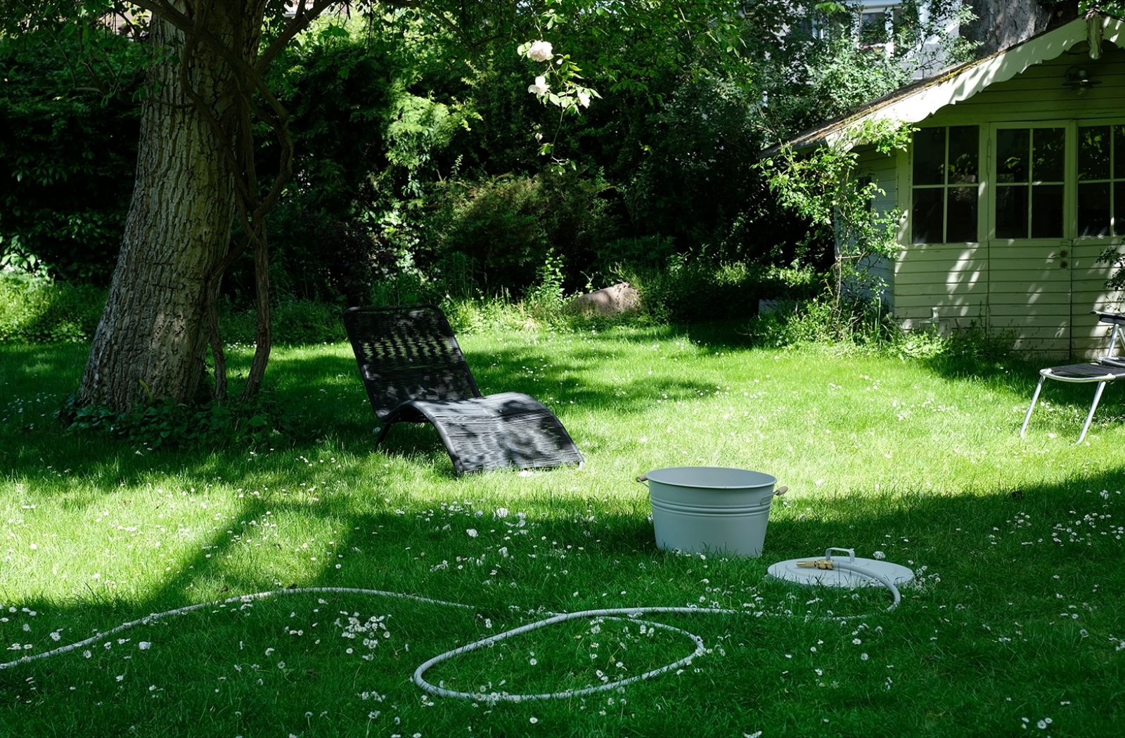 Wie schön, dass sich die dezenten Farben der LIVLIG Garten-Accessoires so fein in die kräftig grüne Umgebung einfügen